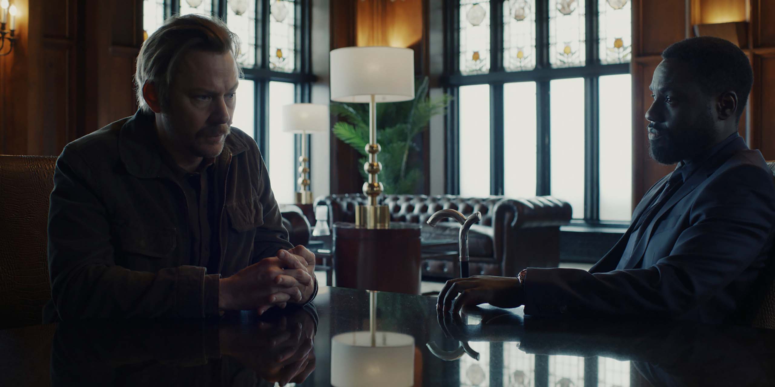 Ryan (Jimmi Simpson) et Leighton Vance (Dayo Okeniyi) sortant de la boîte dans la saison 2 de Dark Matter.