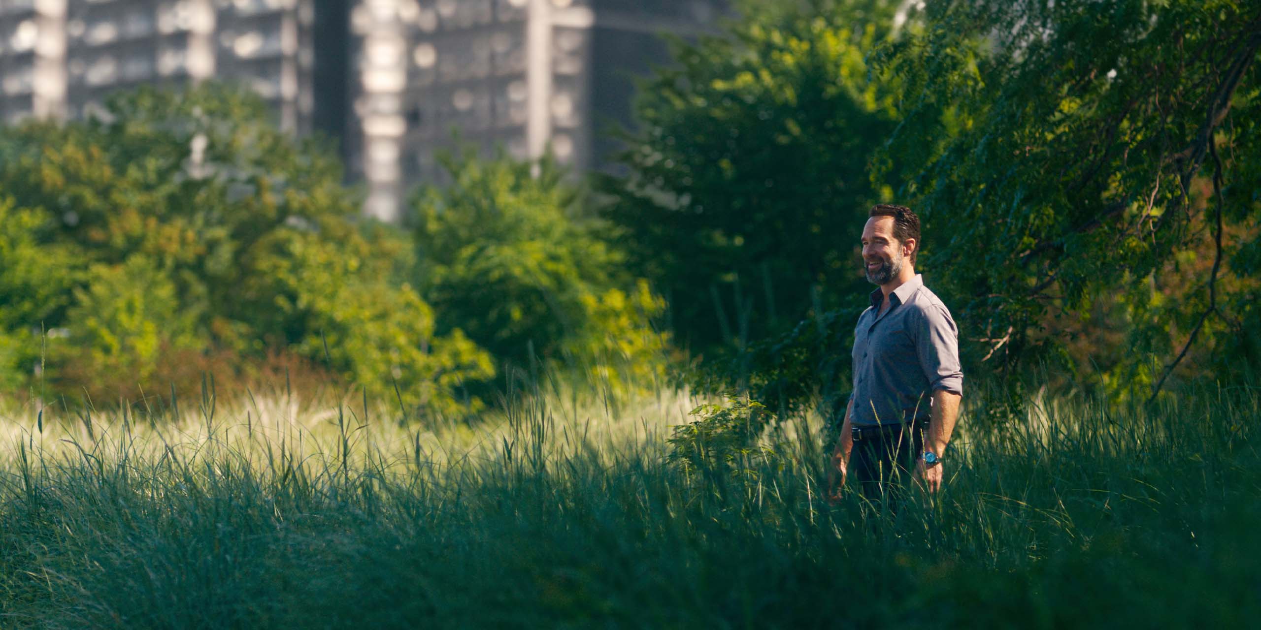L'agent Mitchel MacNamara (Chris Diamantopoulos) dans un autre monde dans la saison 2 de Dark Matter.