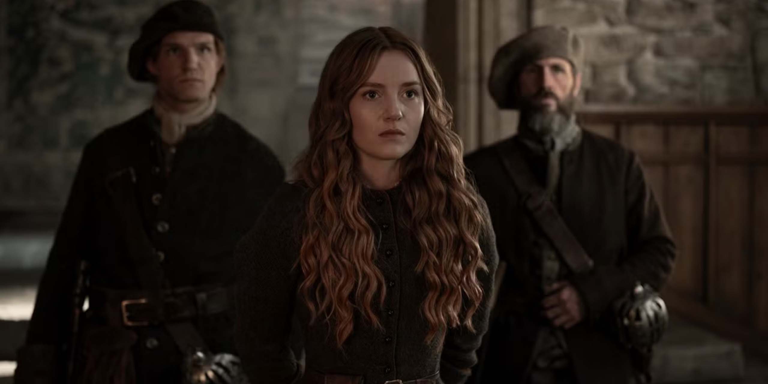 Ellen, l'air grave, les mains derrière le dos, dans la saison 2 d'Outlander : Blood of My Blood