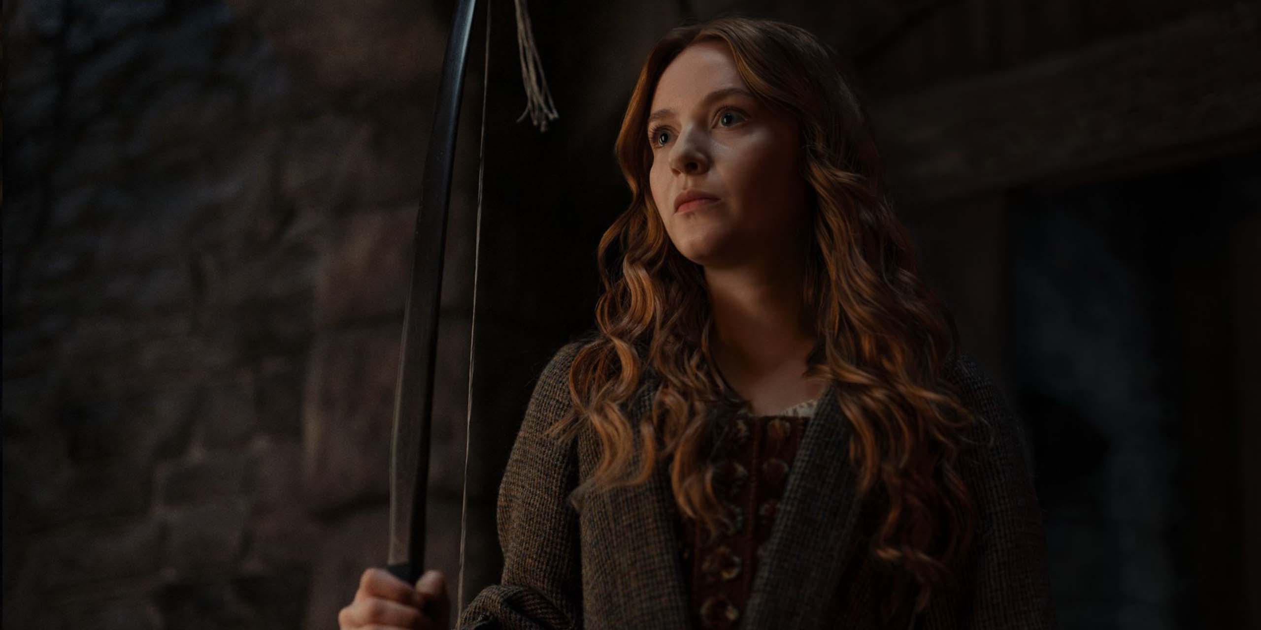 Ellen (Harriet Slater) tenant un arc dans la saison 2 dans Outlander: Blood of my blood.
