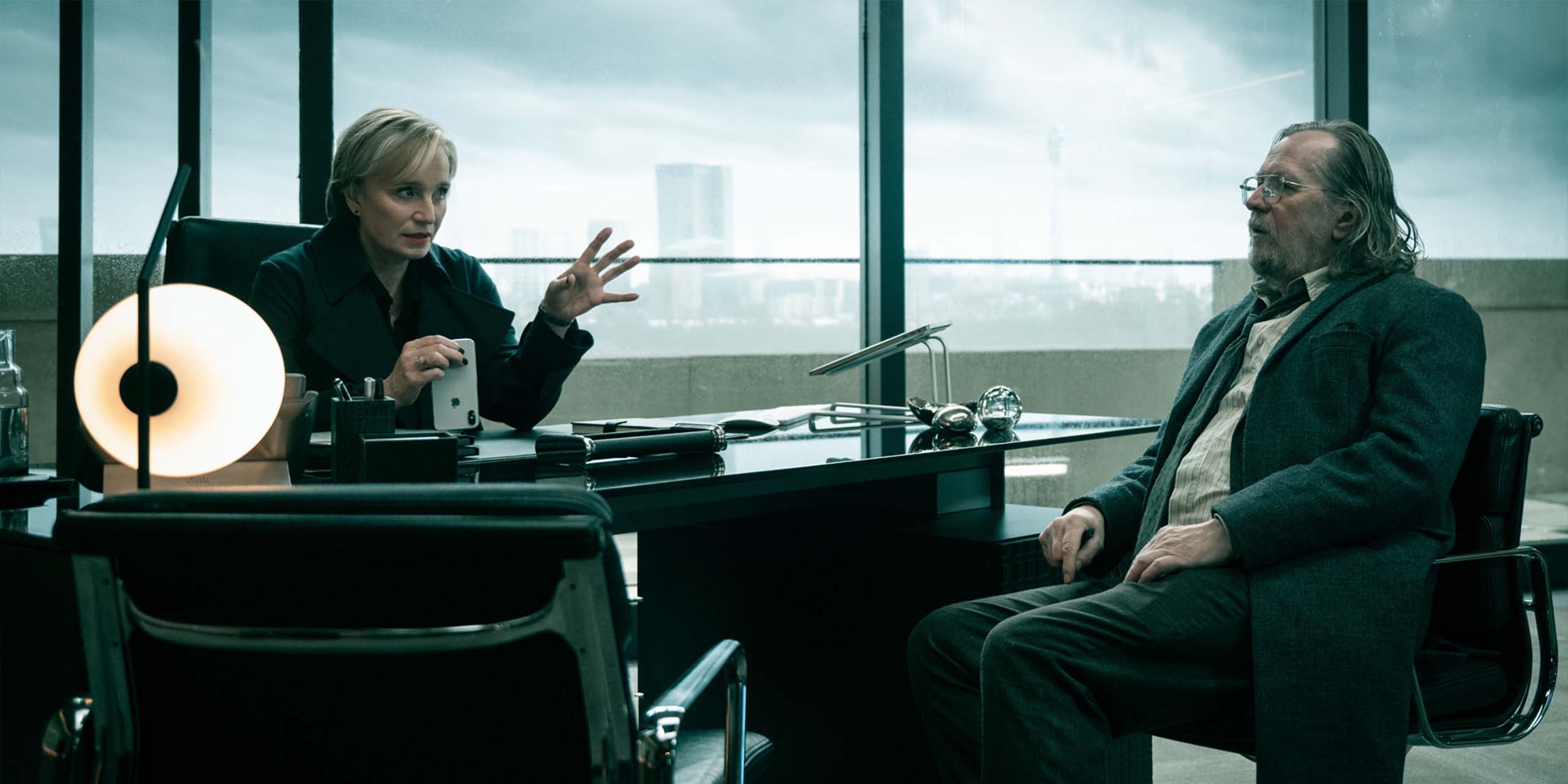 Jackson Lamb (Sir Gary Oldman) dans le bureau de Diana Taverner (Kristin Scott Thomas) dans la saison 6 de Slow Horses.