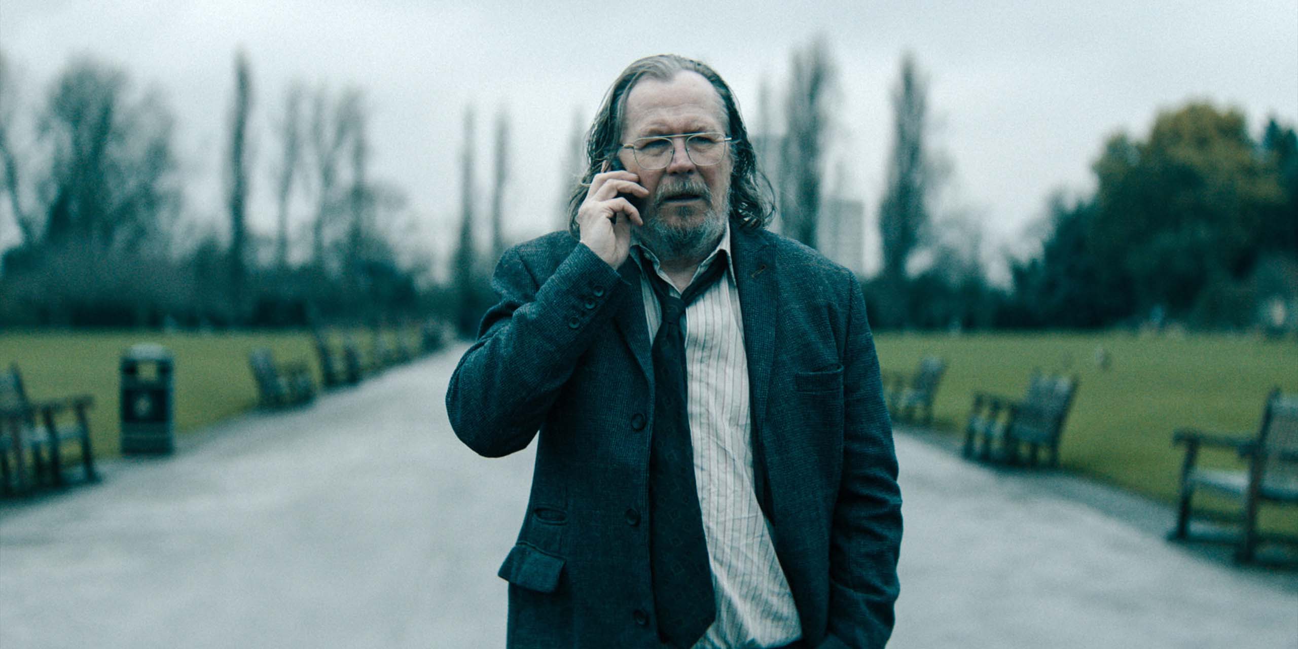 Jackson Lamb (Sir Gary Oldman) au téléphone dans la saison 6 de Slow Horses.