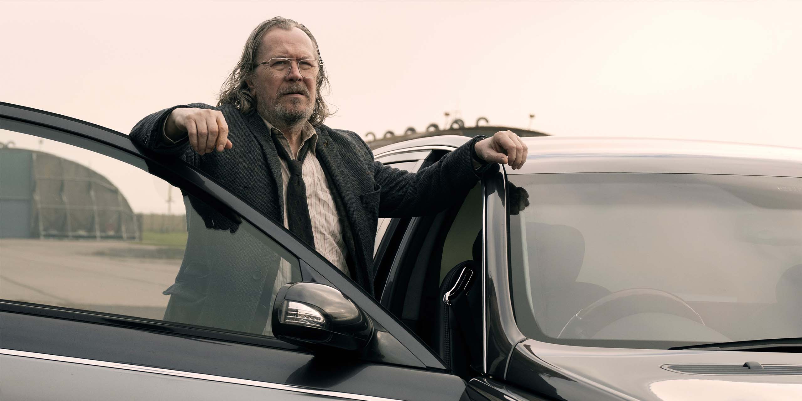 Jackson Lamb (Sir Gary Oldman) accoudé sur sa voiture dans la saison 6 de Slow Horses.