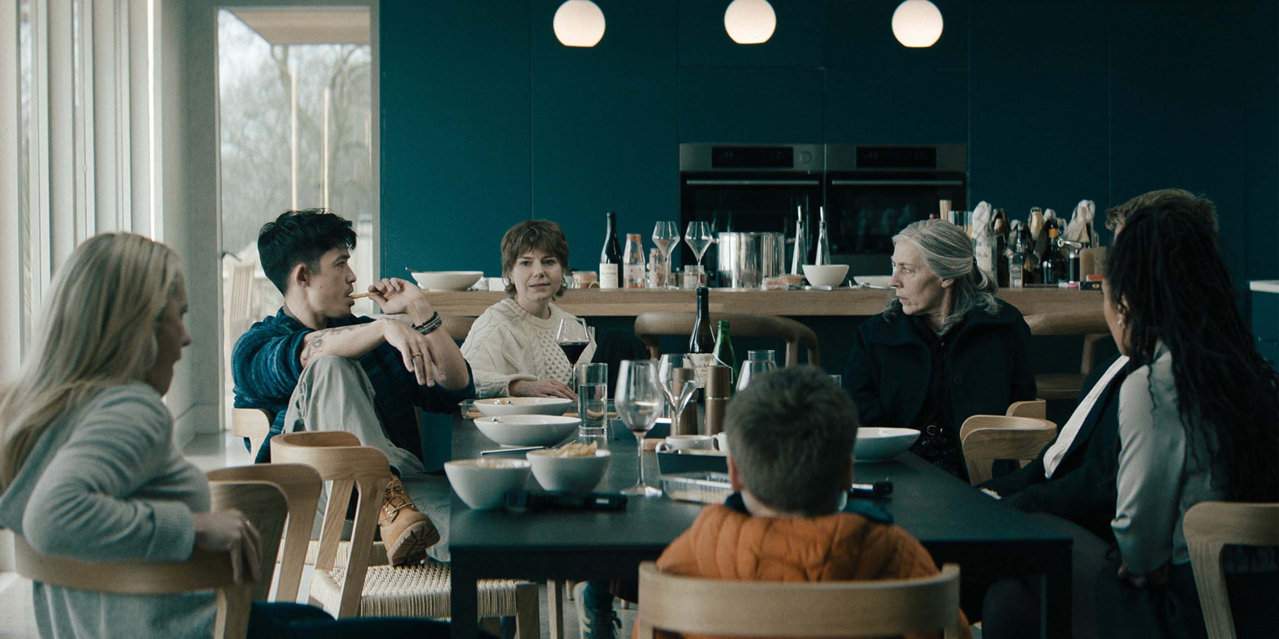 Ruth Bradley, Christopher Chung, Aimee-Ffion Edwards, Saskia Reeves, Rosalind Eleazar and Lenny Rush autour de la table dans le final de la saison 6 de Slow Horses.