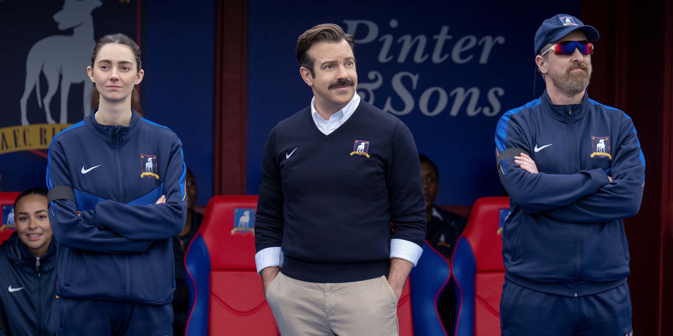 Alice Chilton (Tanya Reynolds), Ted (Jason Sudeikis) et Coach Beard (Brendan Hunt) dans la saison 4 de Ted Lasso.