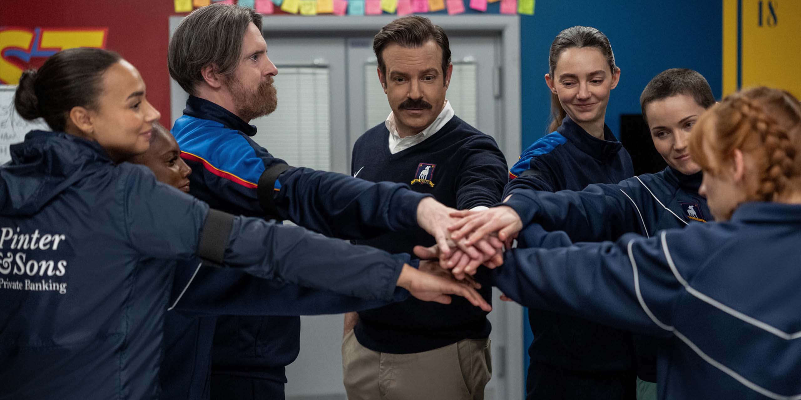 Alice Chilton (Tanya Reynolds), Ted (Jason Sudeikis), Coach Beard (Brendan Hunt) et les joueuses dans la saison 4 de Ted Lasso.