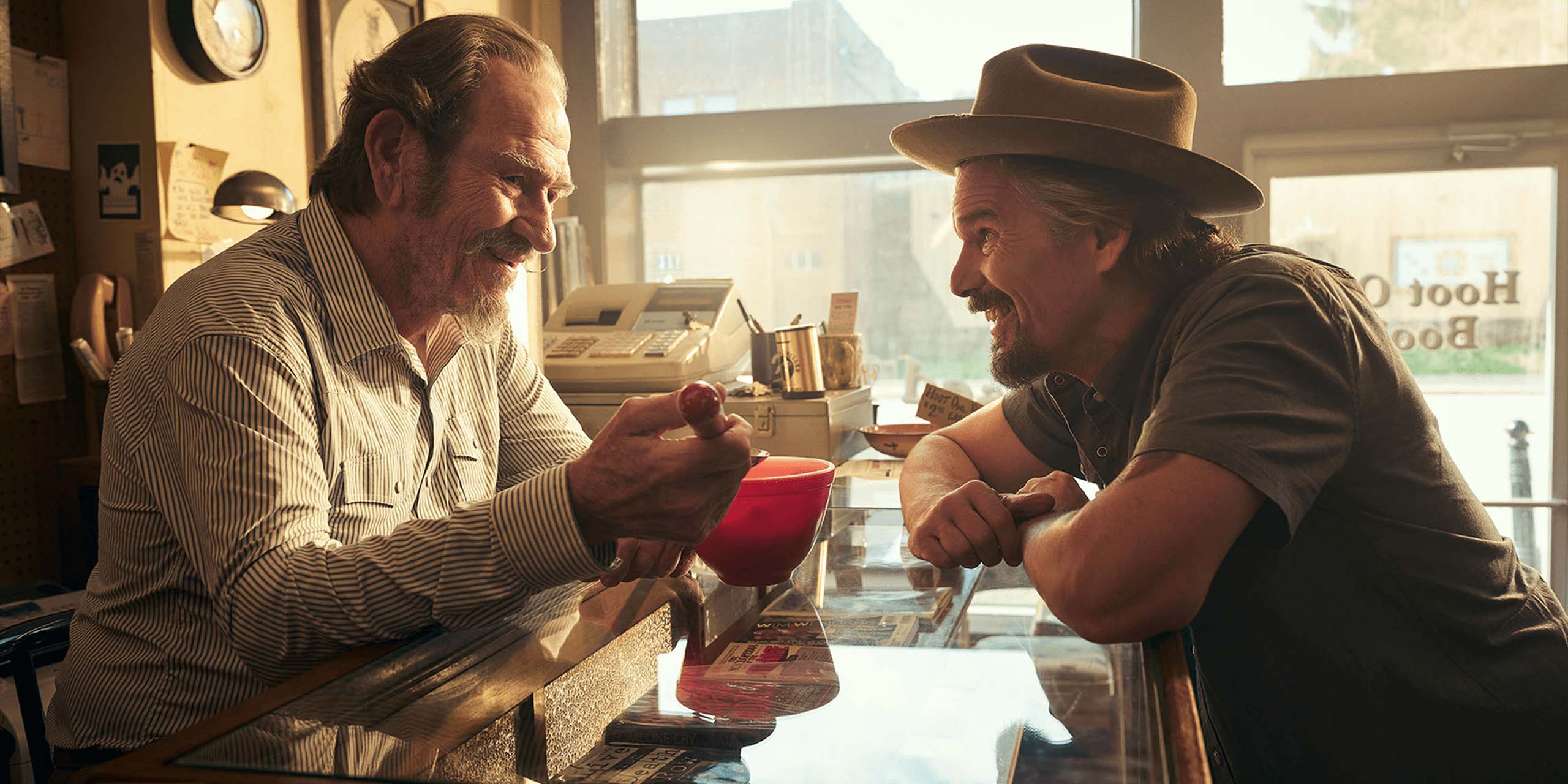 Tommy Lee Jones (à gauche) et Ethan Hawke (à droite) interprètent respectivement Lee Raybon Sr. et Lee Raybon dans la série The Lowdown.