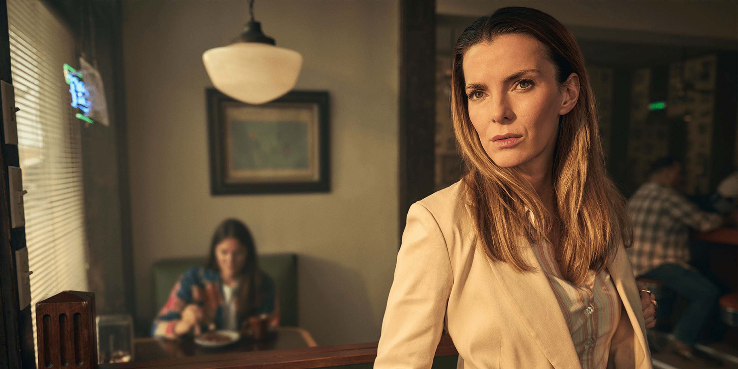 Betty Gilpin dans le rôle de Ginger dans la saison 2 de The Lowdown.