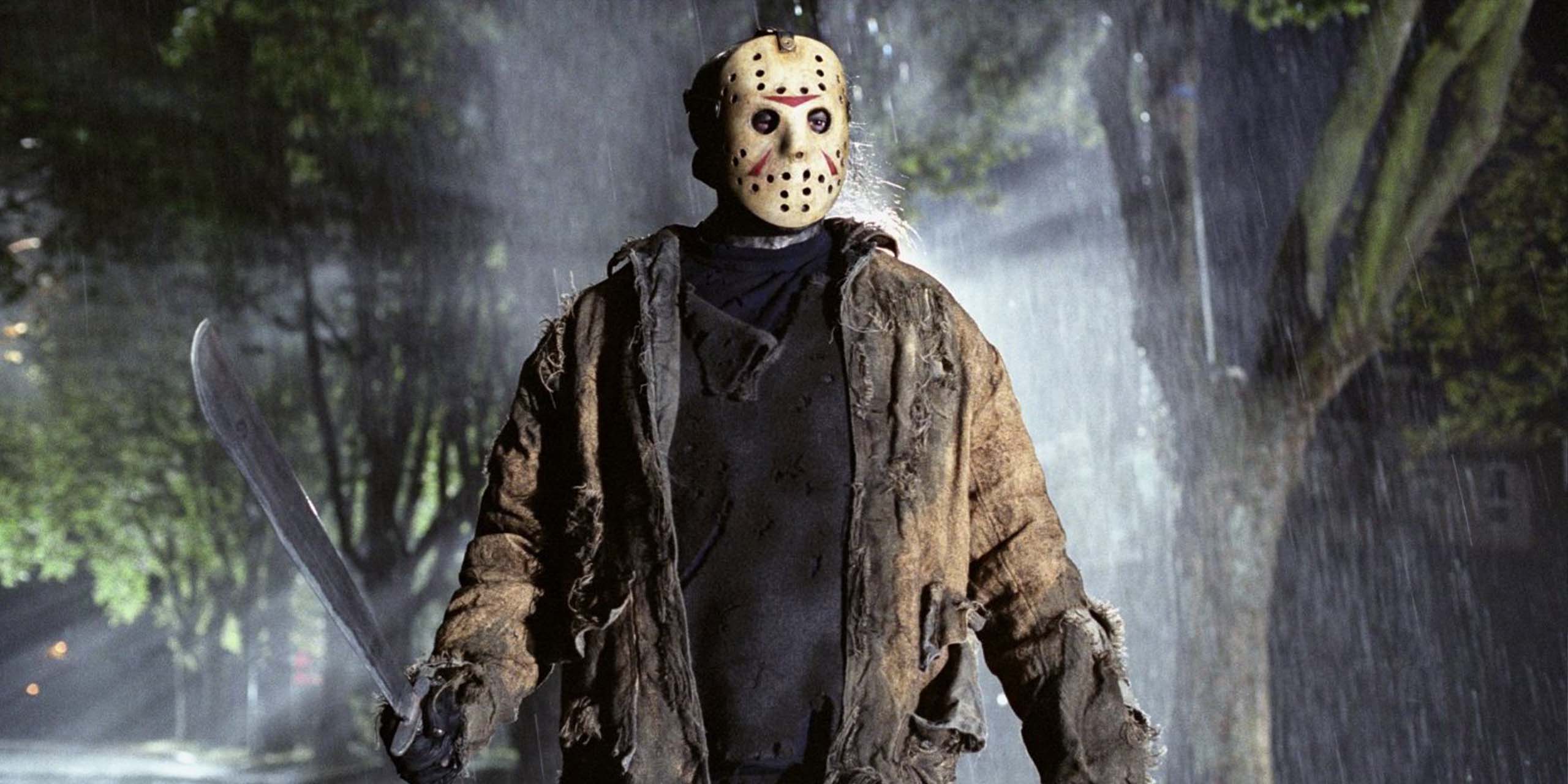 Le terrible Jason portant son fameux casque de hockey dans Vendredi 13.