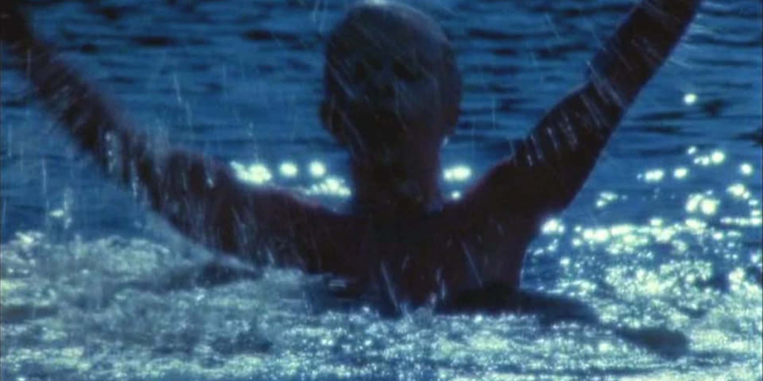 Jason se noyant dans le Crystal Lake dans le film Vendredi 13 (1980).