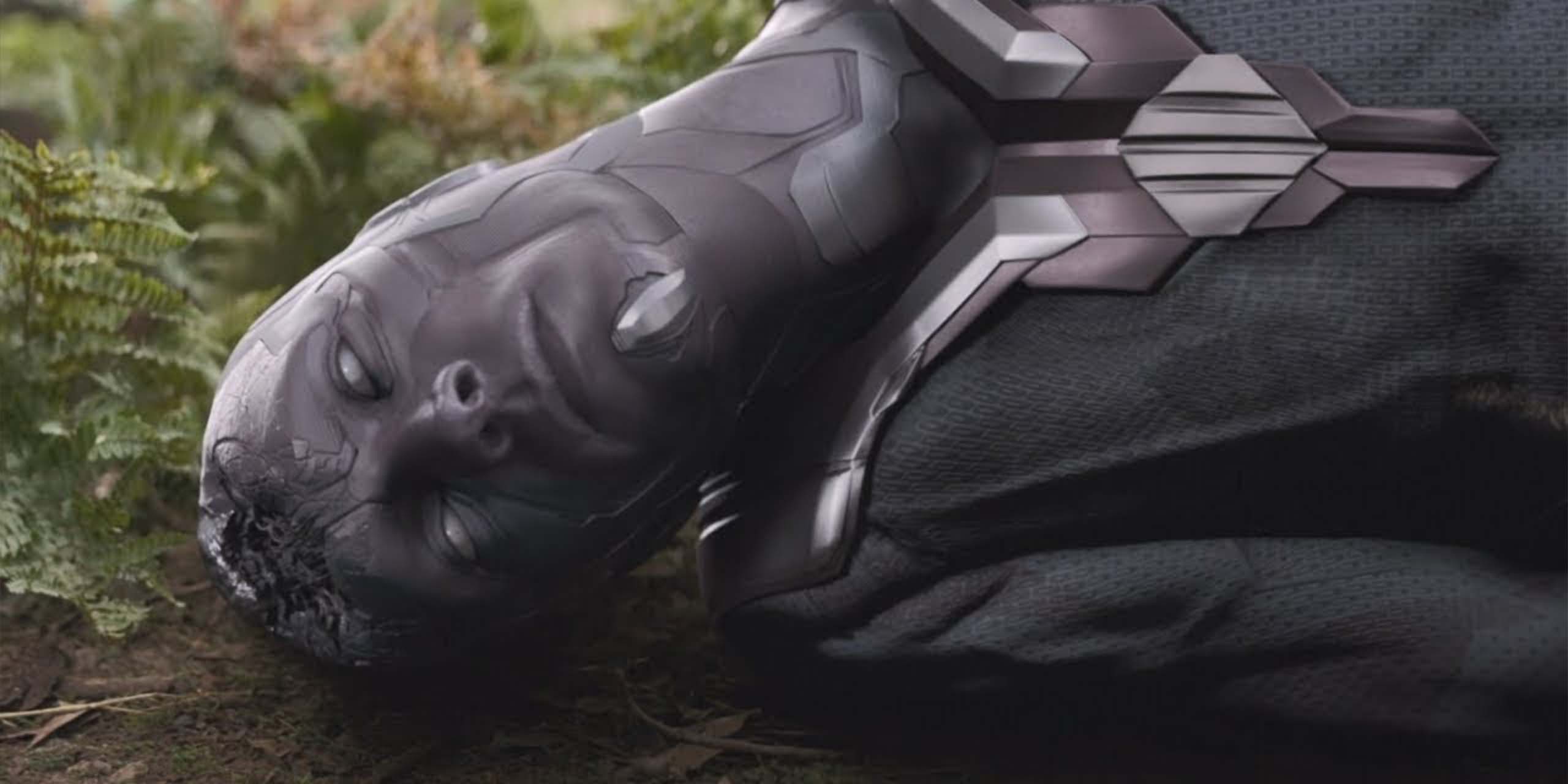 Vision (Paul Bettany) mort, après que Thanos lui ait retiré la Pierre de l'Esprit, dans Avengers: Infinity War.