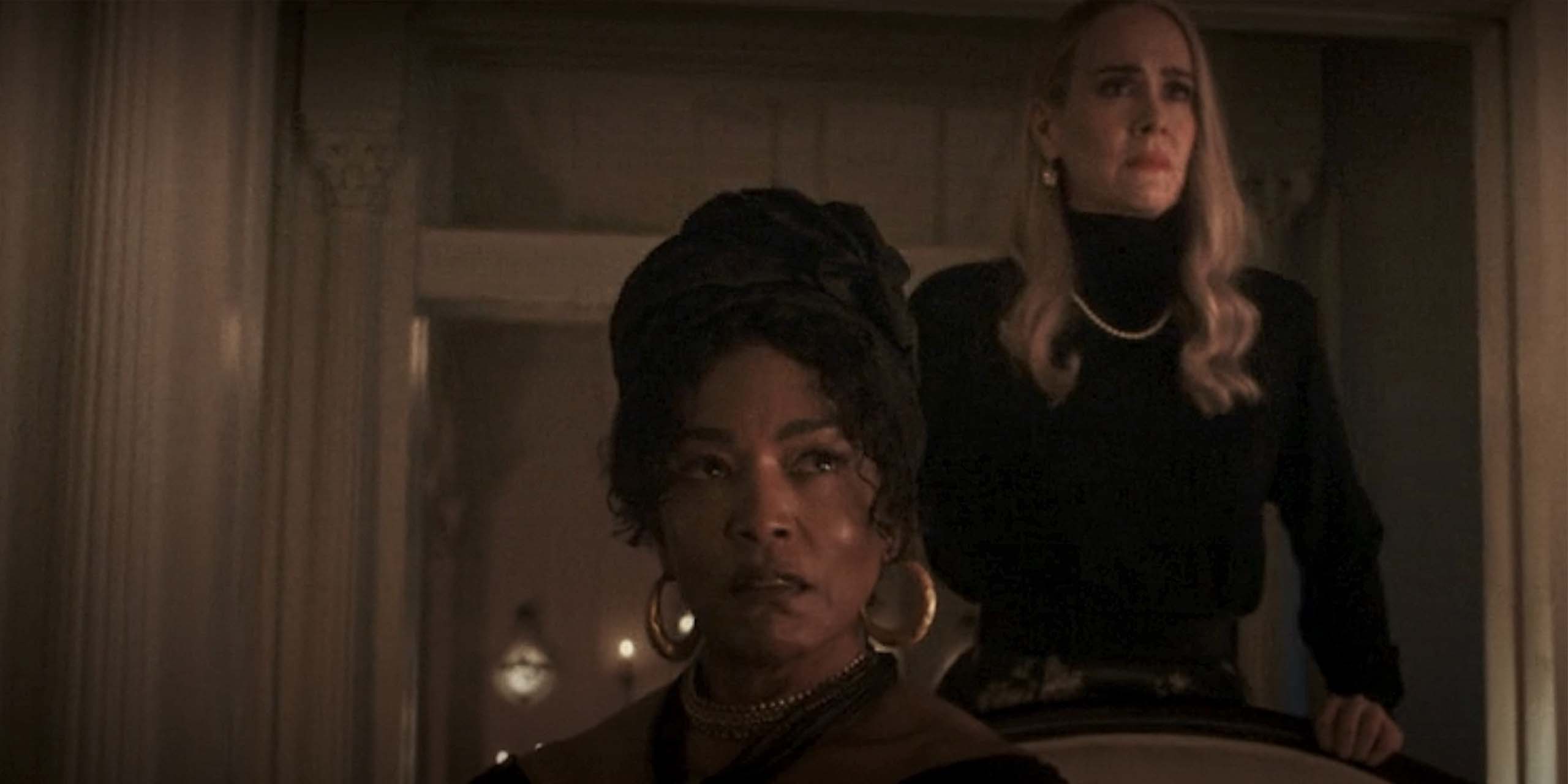 Marie Laveau (Angela Bassett) et Wilhemina Venable (Sarah Paulson) dans la saison 13 d'American Horror Story.