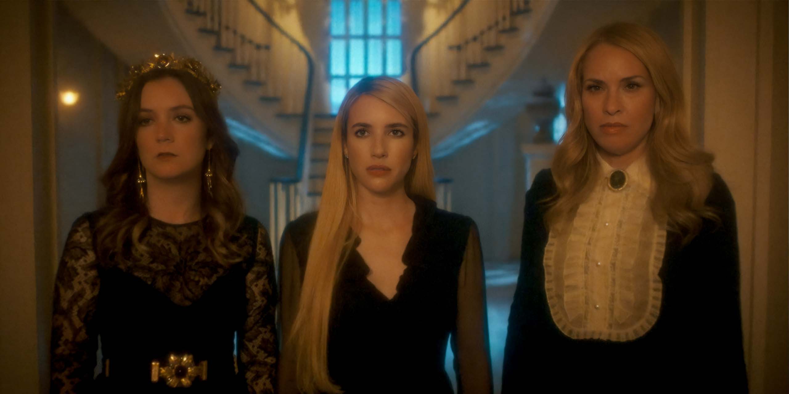 Madison (Emma Roberts), Mallory (Billie Lourd) et Coco (Leslie Grossman) dans American Horror Story: 13.