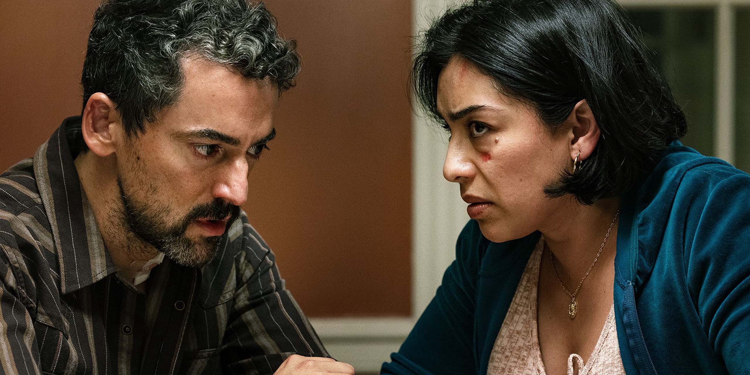 Luis Gerardo Mendez et Adriana Paz dans Animals de Netflix