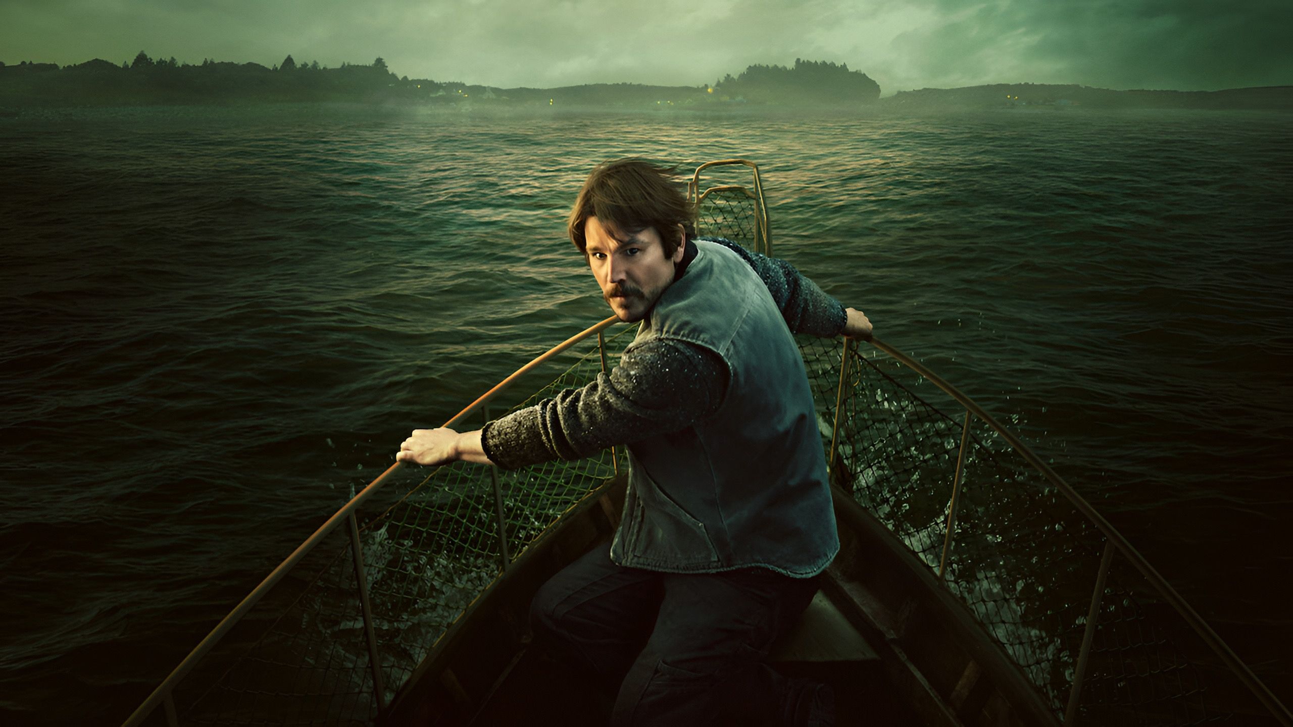 Calvin (Josh Hartnett) se tient debout dans un bateau et regarde en arrière dans le film Below de Netflix.