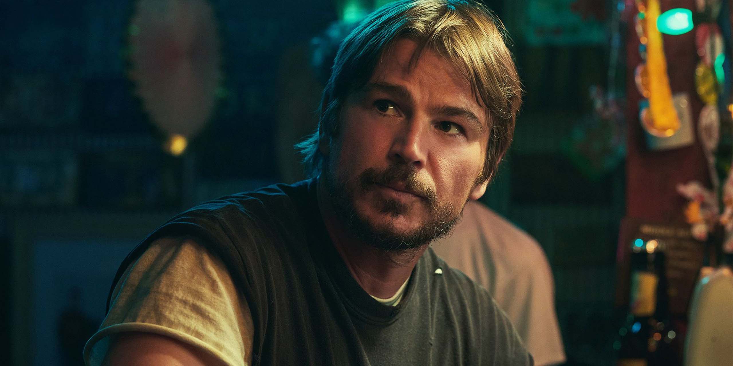 Calvin (Josh Hartnett) regarde par-dessus son épaule quelqu'un en dessous. dans Below.