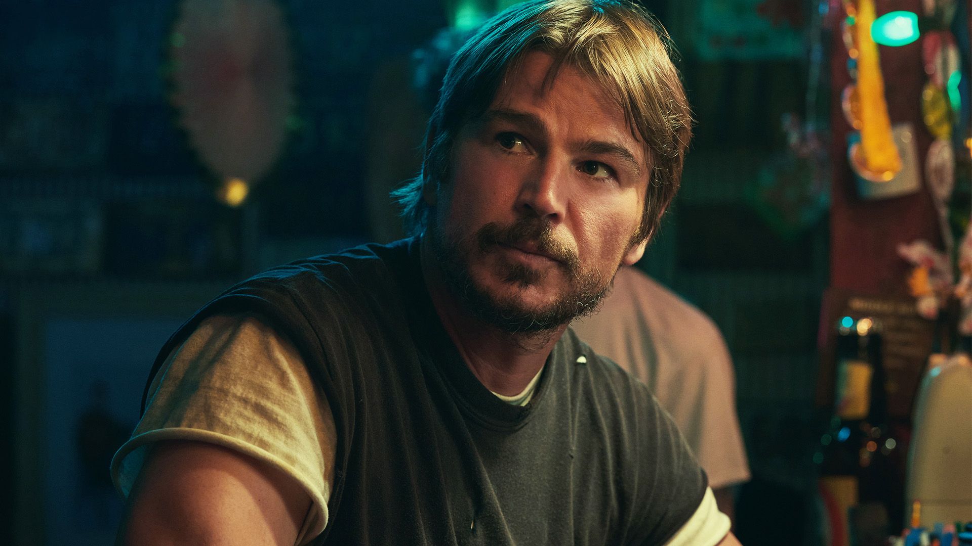 Calvin (Josh Hartnett) regarde par-dessus son épaule quelqu'un en dessous. dans Below.