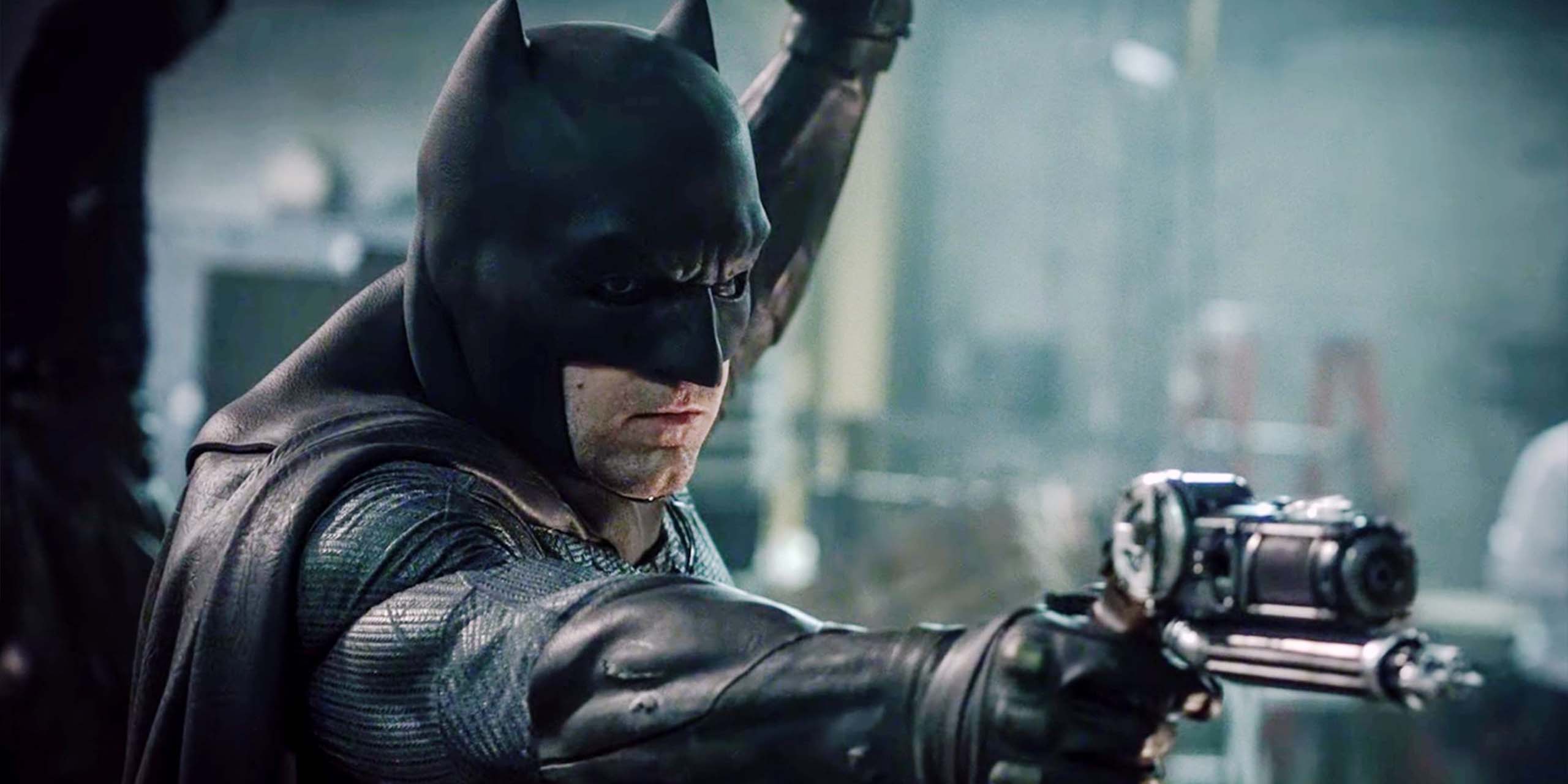 Batman (Ben Affleck) lançant son grappin dans Batman v Superman : l'Aube de la Justice.