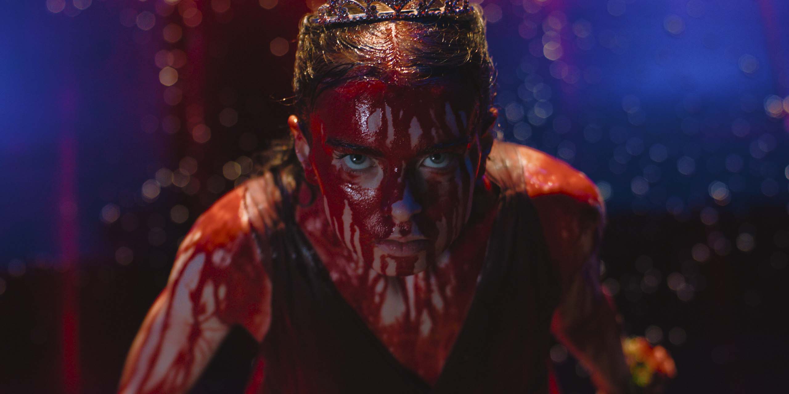 Carrie White (Summer H. Howell) entièrement recouverte de sang de cochon lors du bal de fin d'année dans la série Carrie.