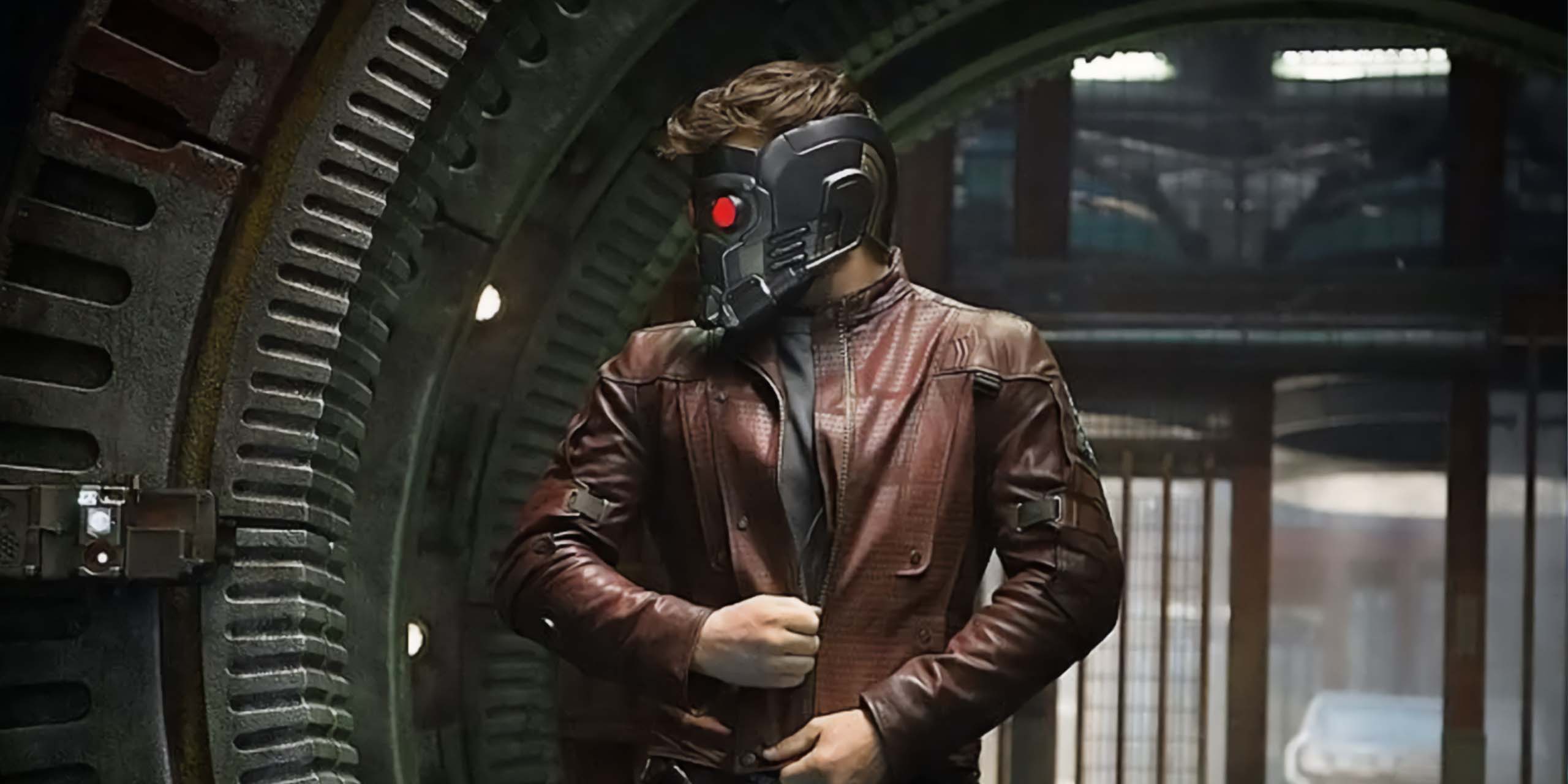 Star Lord (Chris Pratt) portant son casque dans les Gardiens de la Galaxie.
