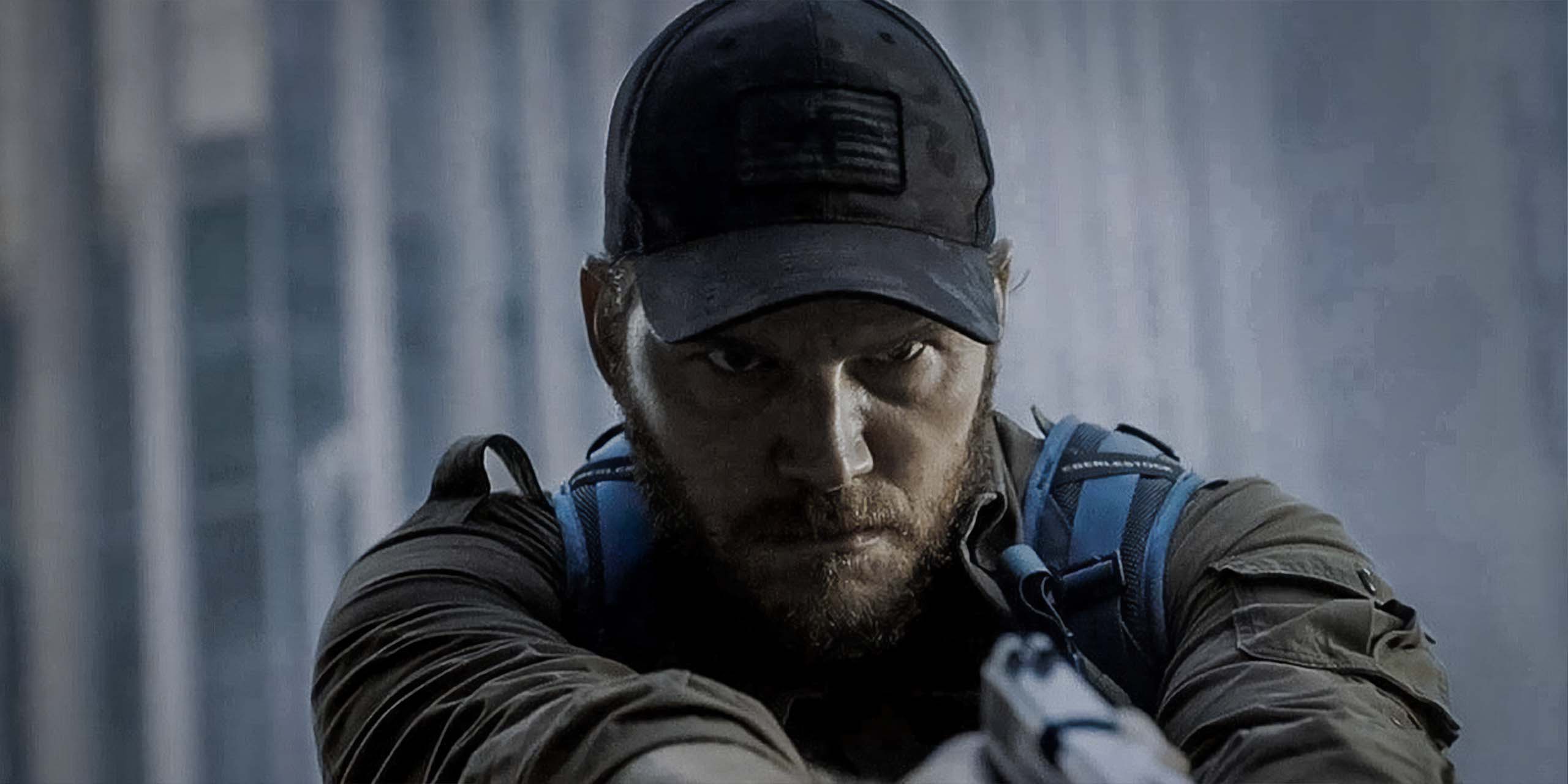 Chris Pratt dans le rôle de James Reece pointant une arme à feu dans The Terminal List.