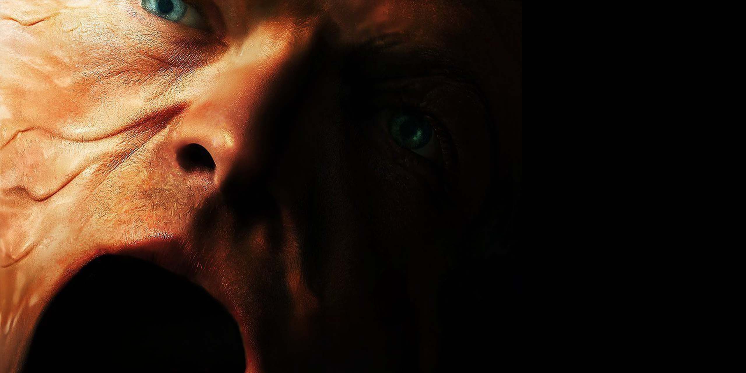 Le visage de Matt Hagen (Tom Rhys Harries) se déforme tandis qu'il hurle sur l'affiche Screenx du film Clayface.