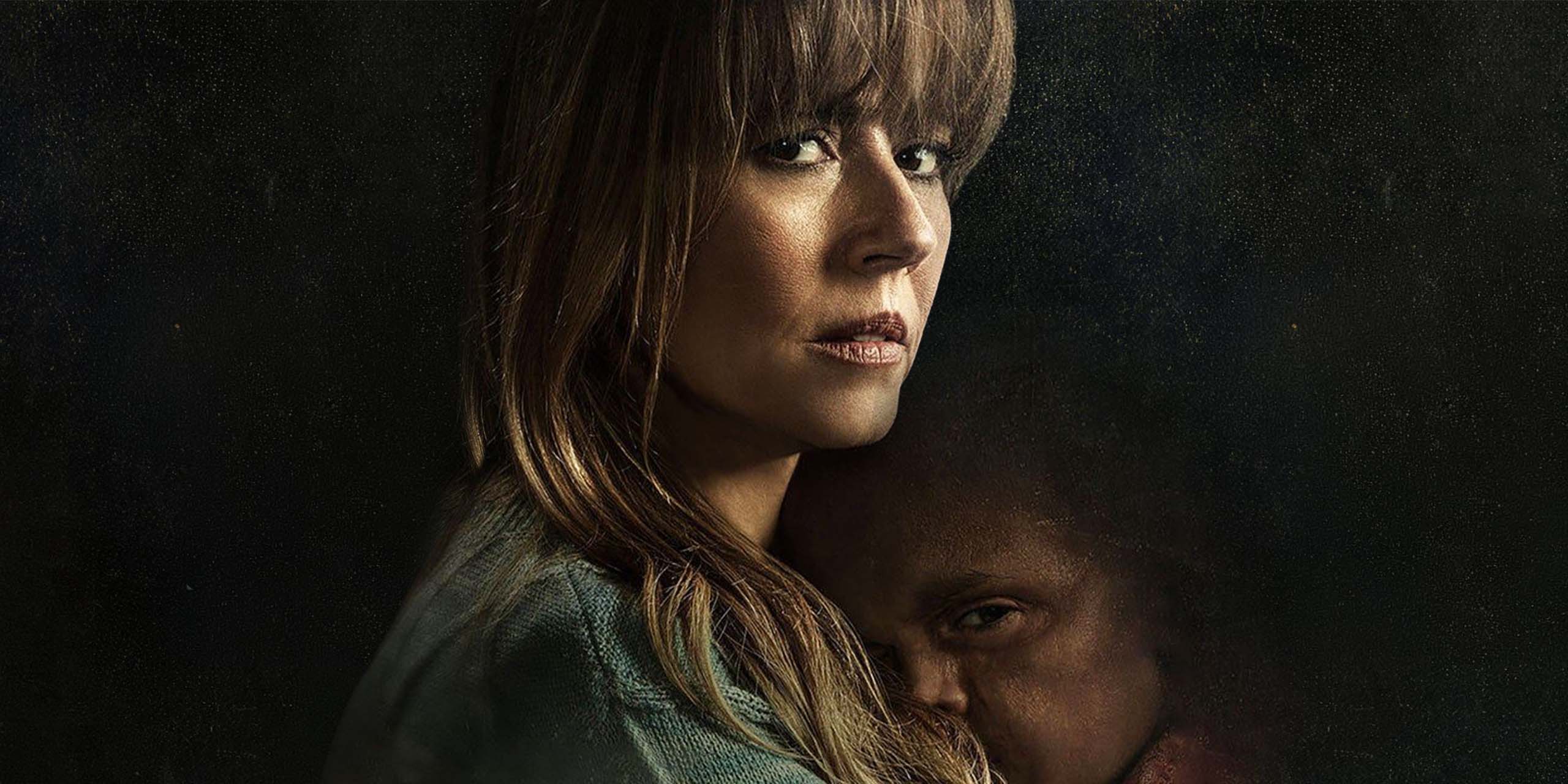 Pam Voorhees (Linda Cardellini) tenant Jason bébé, dans la série Crystal Lake, préquel de Vendredi 13.