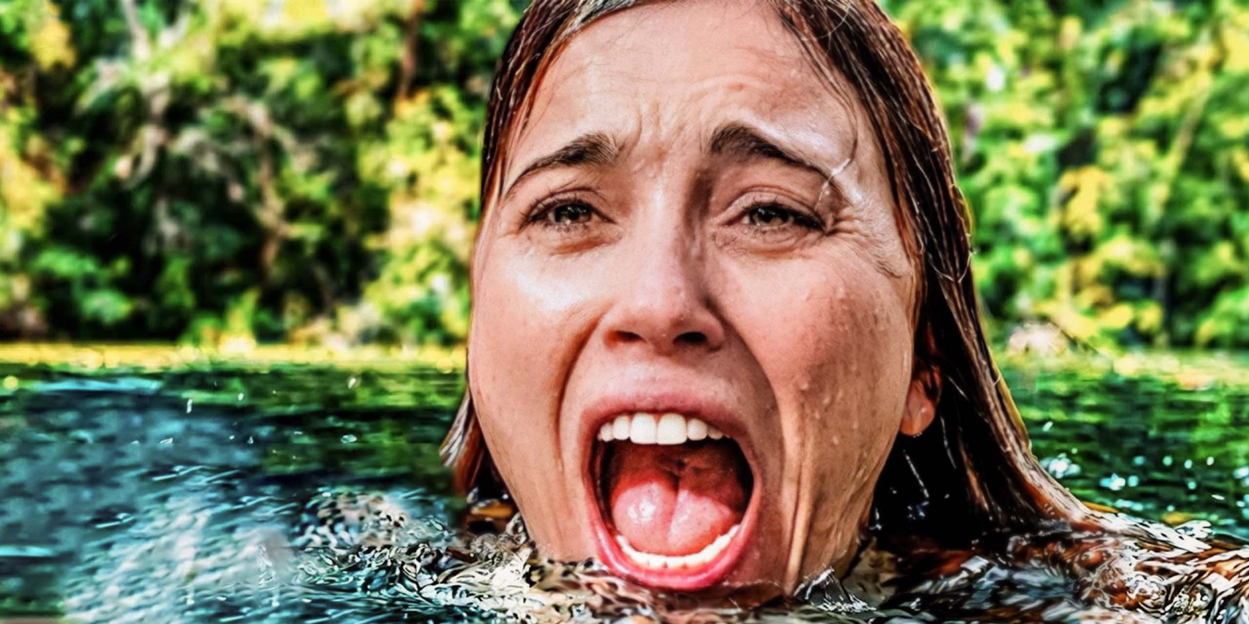 Pam Voorhees (Linda Cardellini) hurle dans le lac, dans la série Crystal Lake, préquel de Vendredi 13.