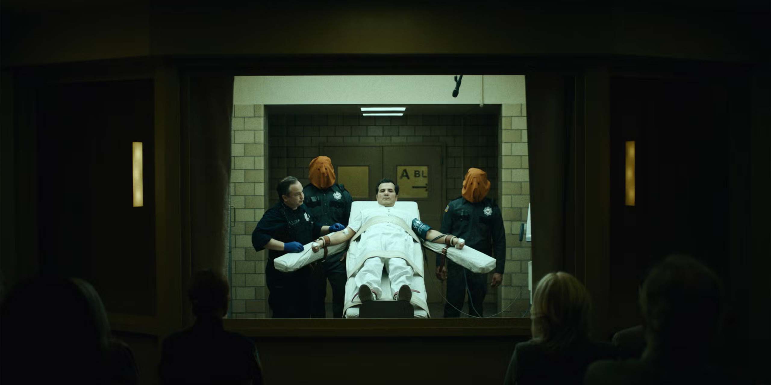 Un détenu dangereux dans une prison de haute sécurité, dans le film L'Exorciste : Martyrs.