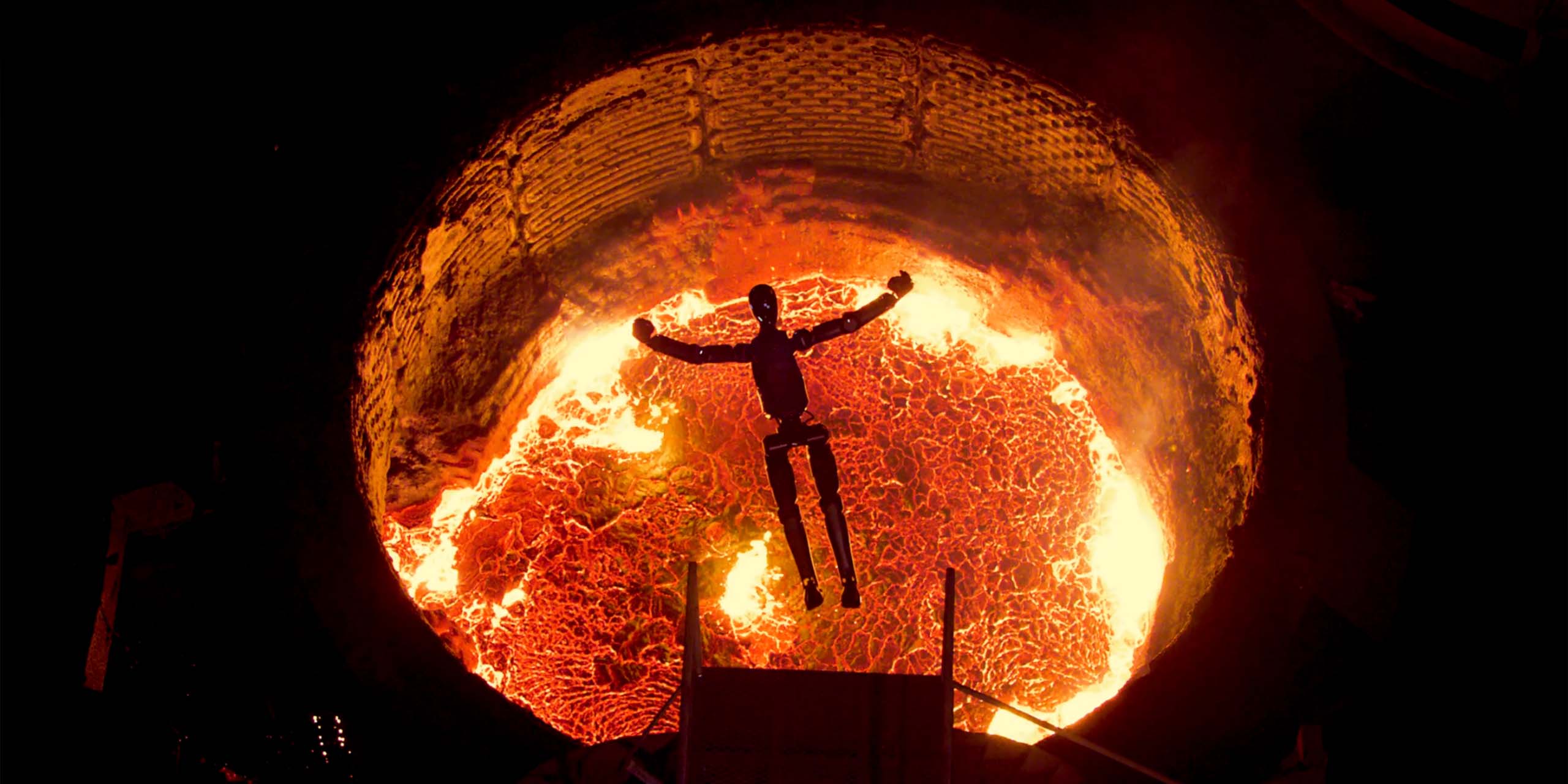 Le robot Figure F.02 se jette dans la cuve d'acier en fusion dans la fonderie en Finlande.