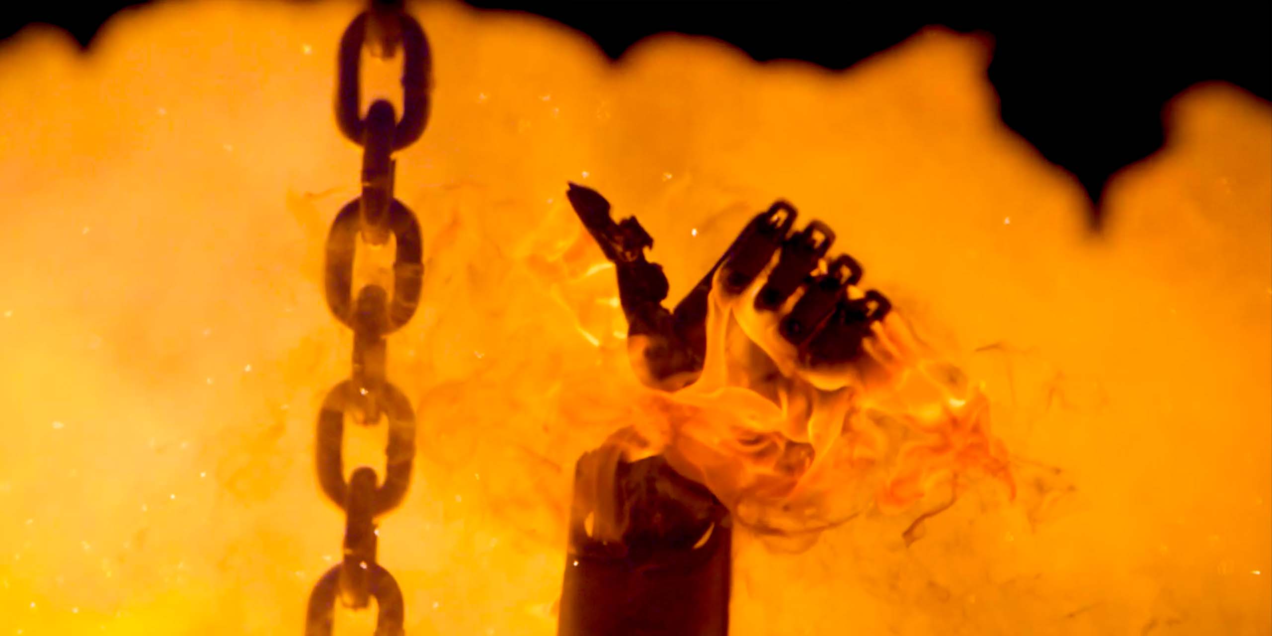 Le robot Figure F.02 plonge dans la la cuve d'acier fondu tendant le pouce, à la manière de Terminator 2.