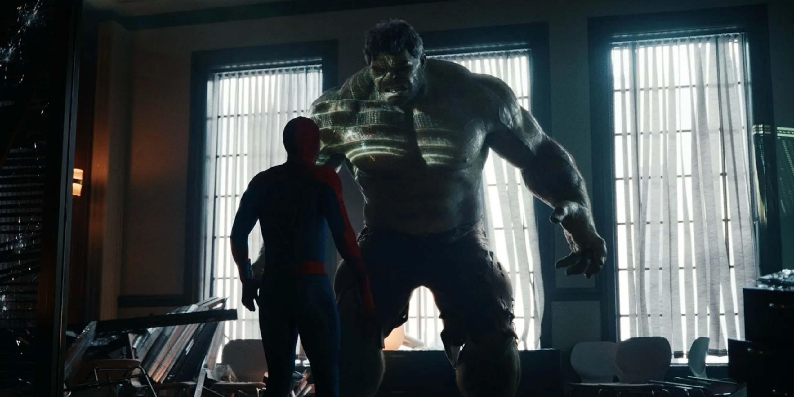 Peter Parker (Tom Holland) face à Hulk (Mark Ruffalo) dans Spider-Man: Brand New Day.