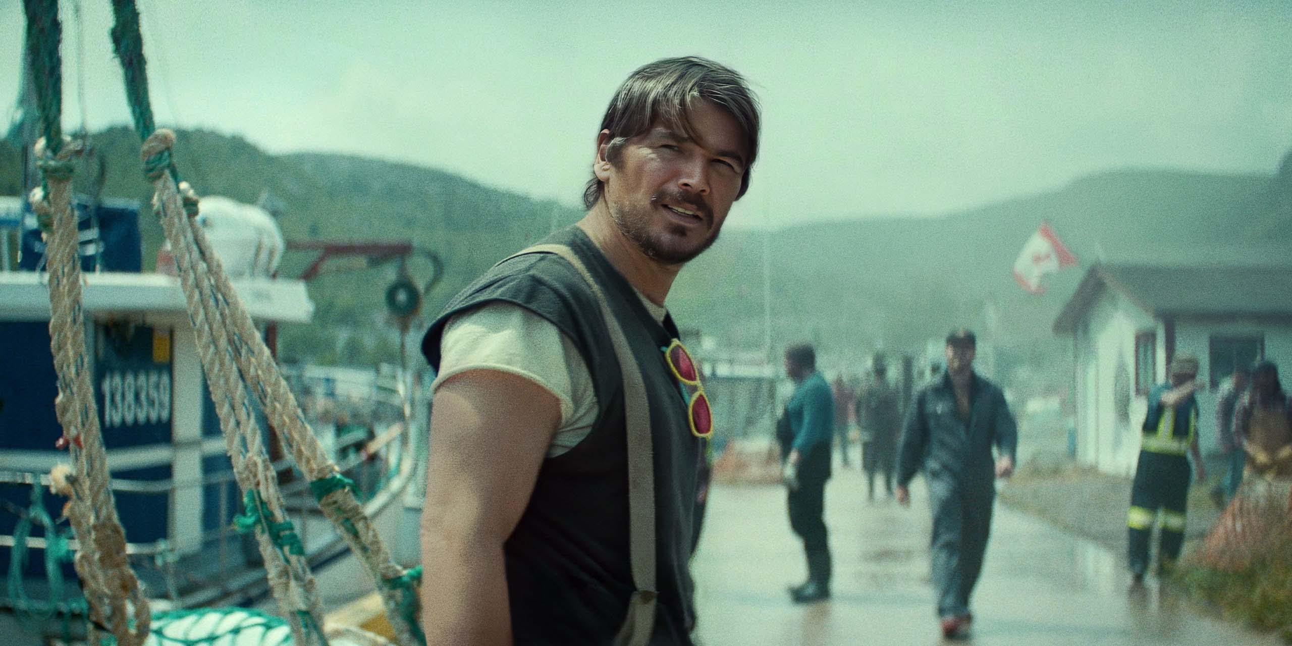 Josh Hartnett dans le rôle de Calvin, debout à l'extérieur dans Below