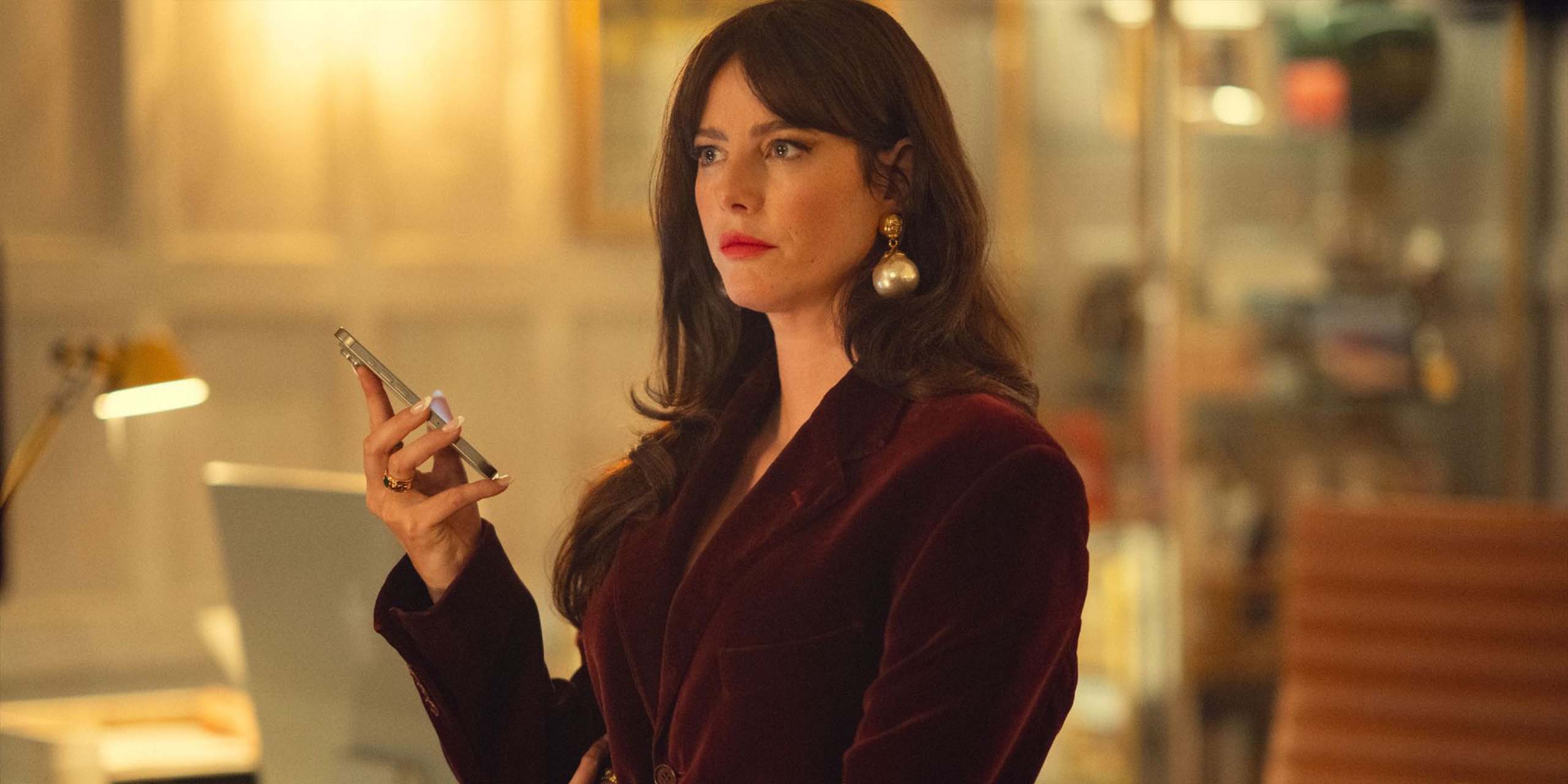 Kaya Scodelario avec un téléphone dans la saison 2 de The Gentlemen.