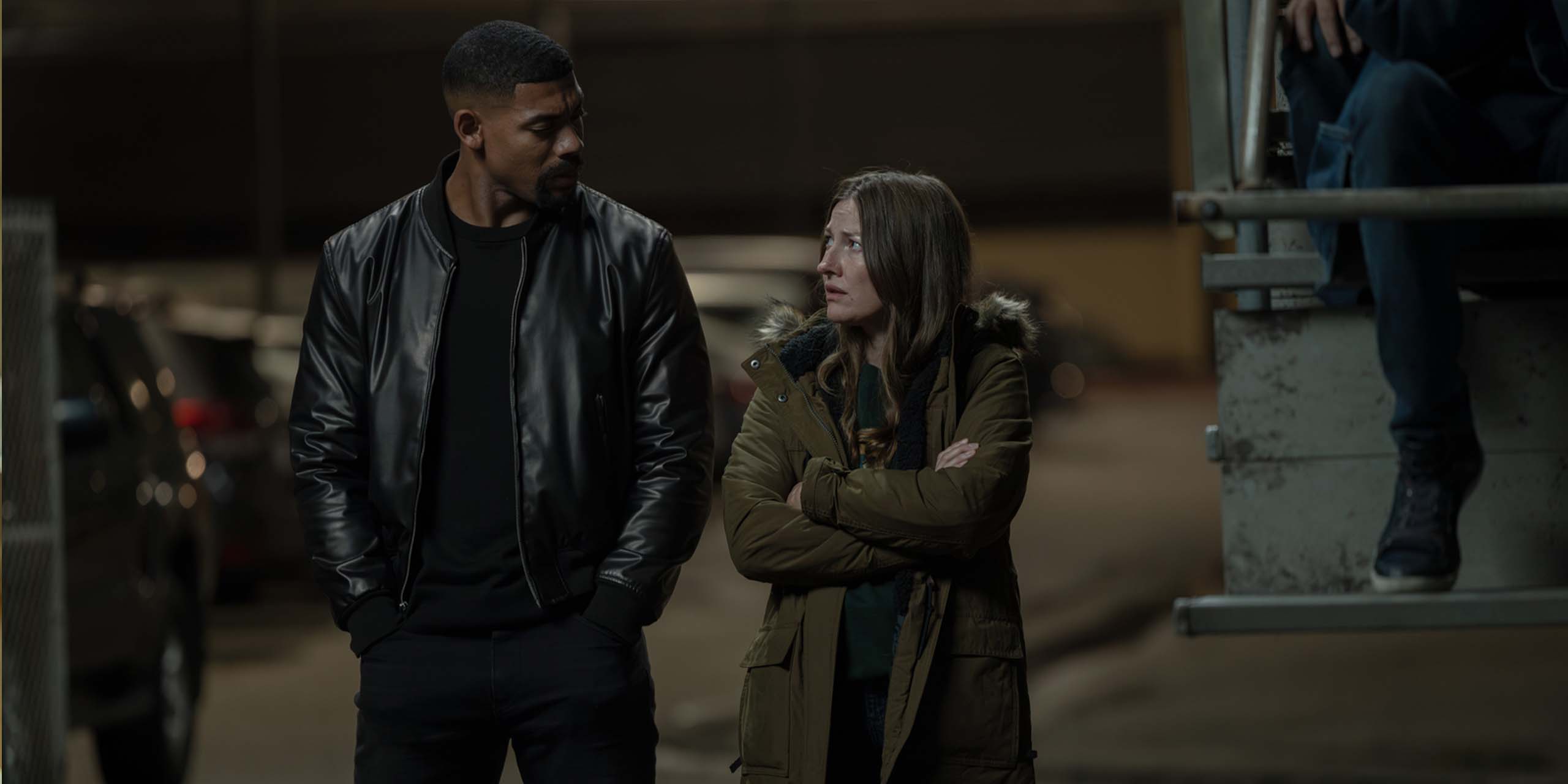 Kerry (Kelly MacDonald) et John Stewart (Aaron Pierre) durant le final de la saison 1 de Lanterns.