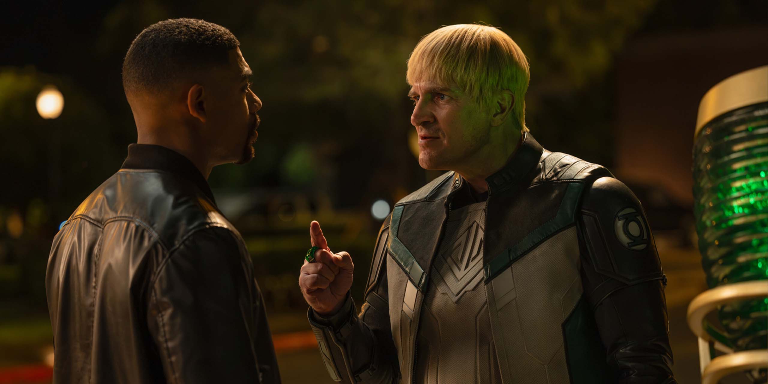 John Stewart (Aaron Pierre) face à Guy Gardner (Nathan Fillion) durant le final de la saison 1 de Lanterns.