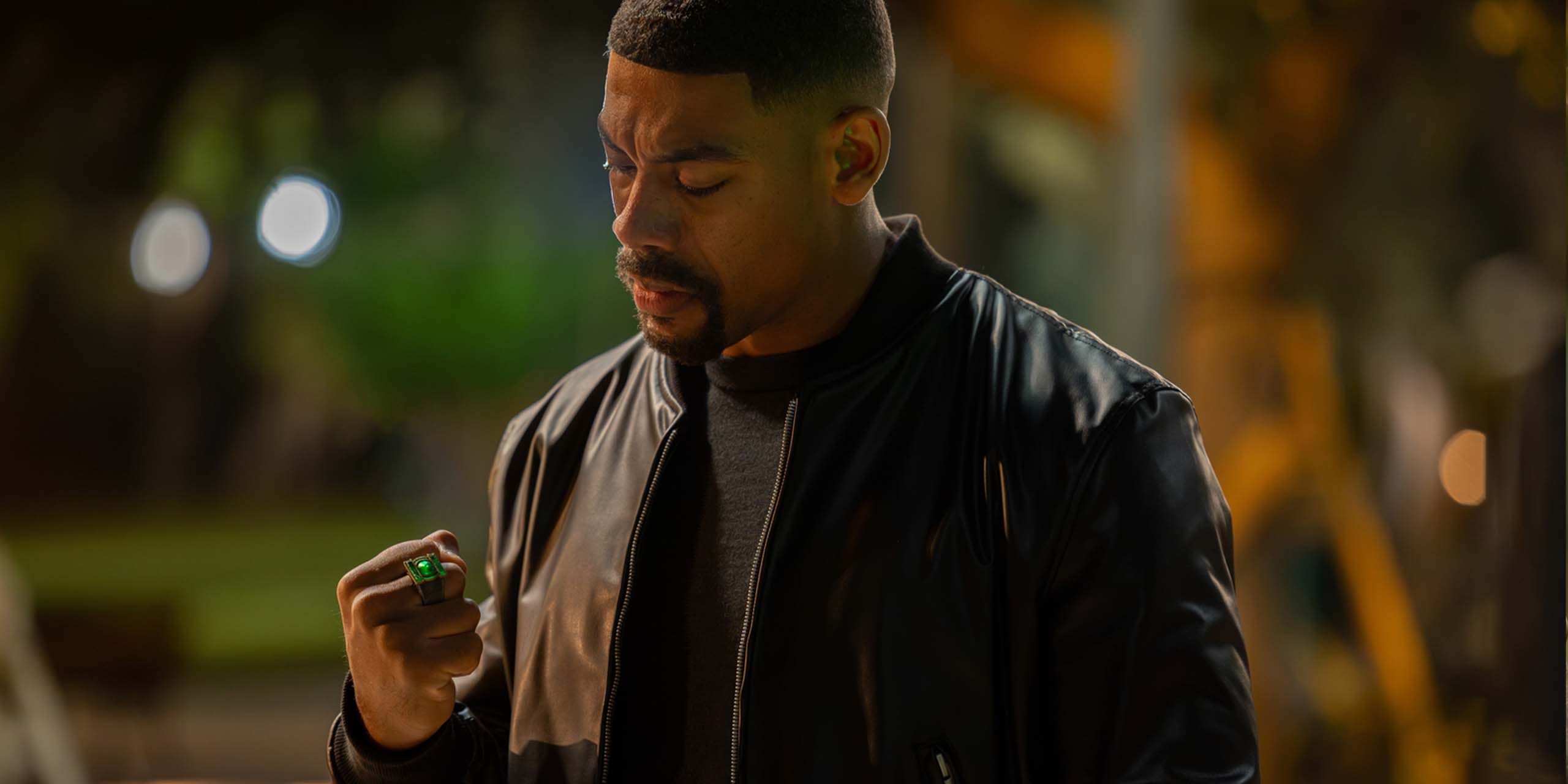 John Stewart (Aaron Pierre) portant l'anneau dans le final de la saison 1 de Lanterns.