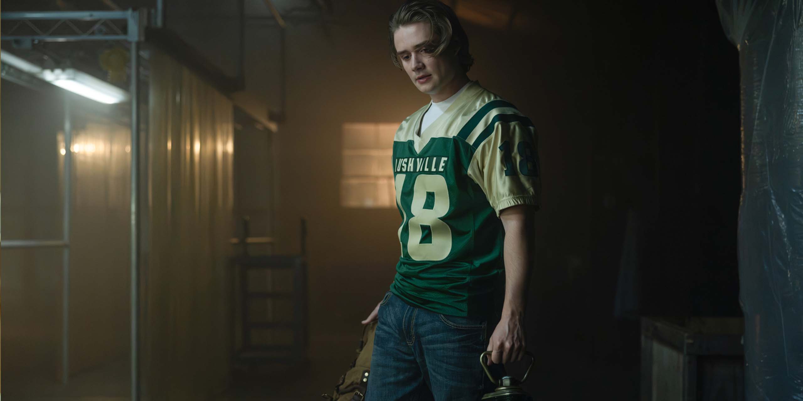 Noah Macon portant la lanterne d'Hal Jordan dans le final de la saison 1 de Lanterns.