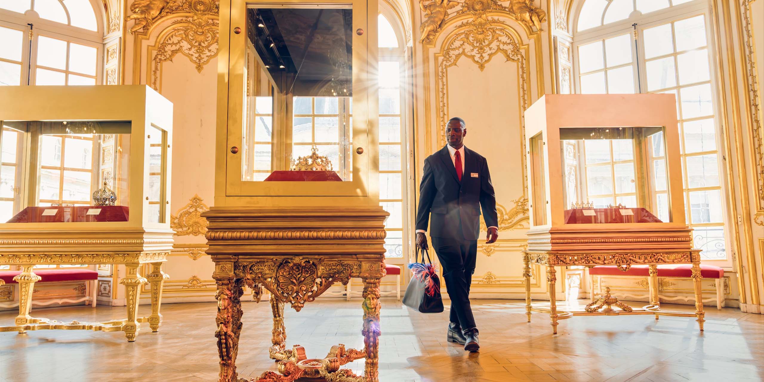 Assane (Omar Sy) dans une galerie de musée dans la saison 4 de Lupin.