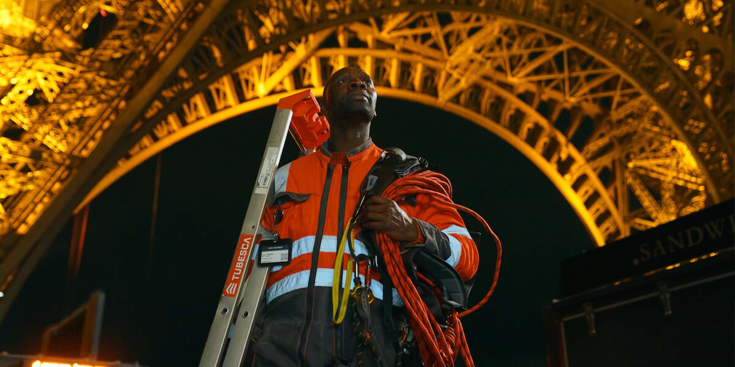 Assane (Omar Sy) en agent de la ville sous la Tour Eiffel dans la saison 4 de Lupin.