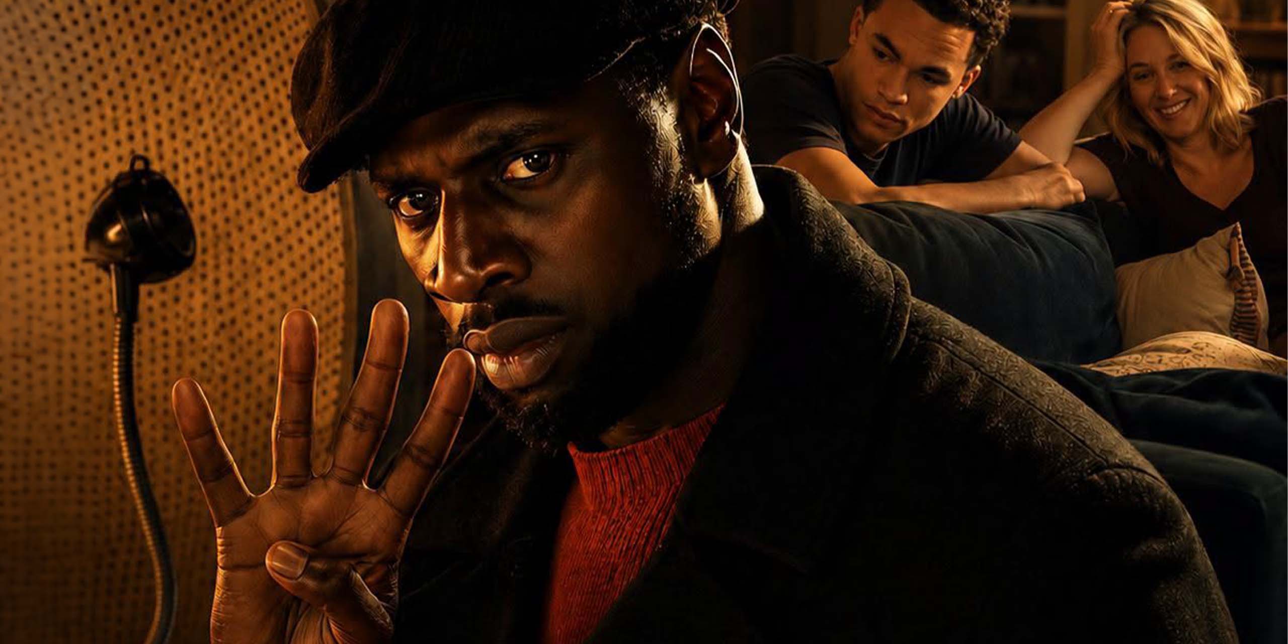 Assane (Omar Sy) faisant le chiffre 4 avec ses doigts dans la saison 4 de la série Lupin sur Netflix.