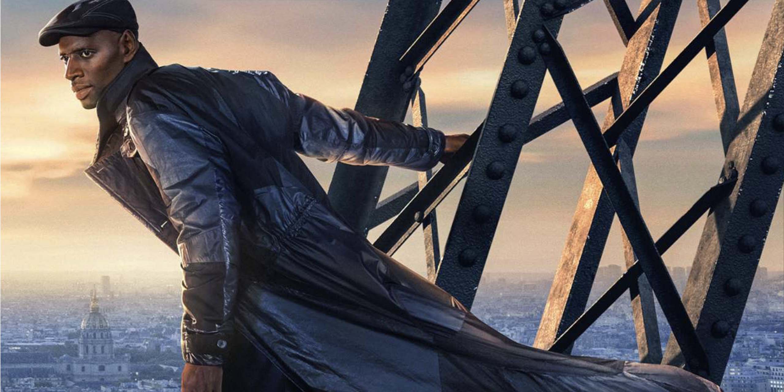 Assane (Omar Sy) suspendu à la Tour Eiffel dans la série Lupin sur Netflix.