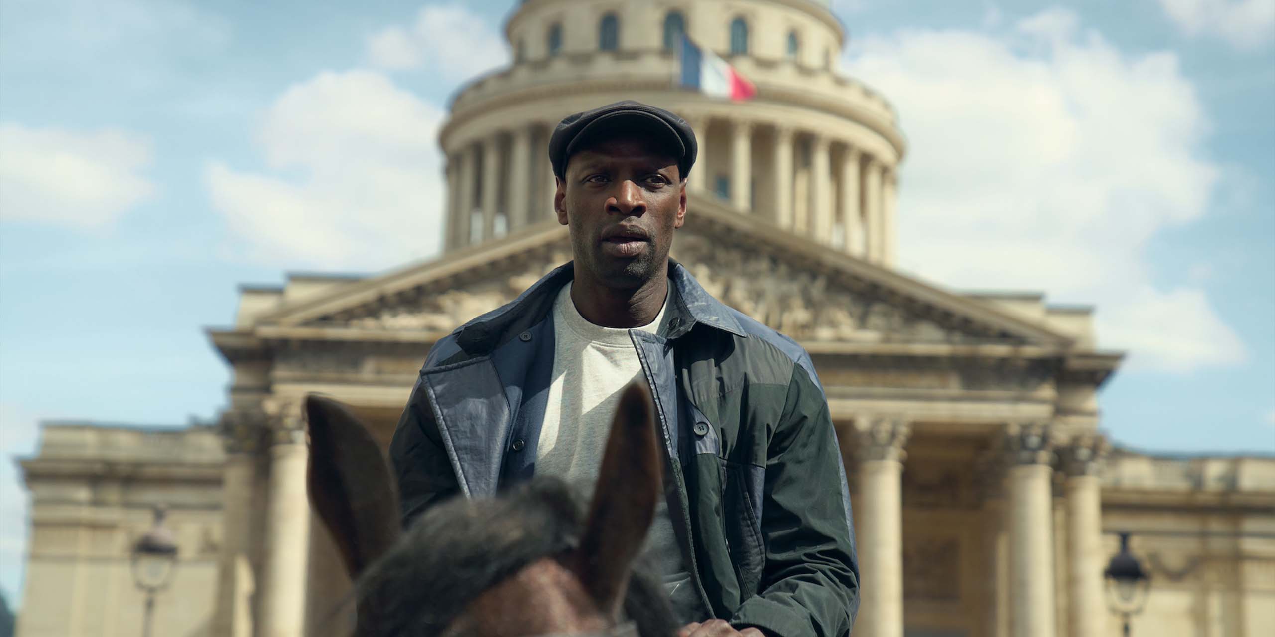 Assane (Omar Sy) à cheval devant le Panthéon dans la saison 4 de Lupin.