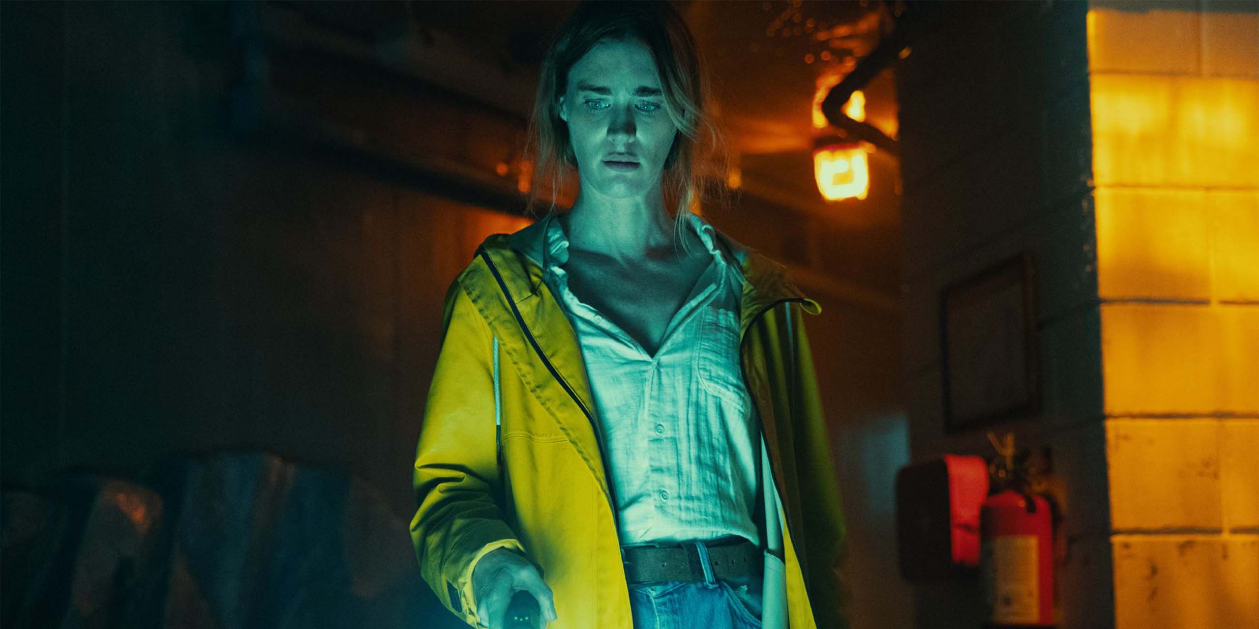 Mackenzie Davis dans le rôle de Fonda Howander, brandissant une lampe torche dans Below