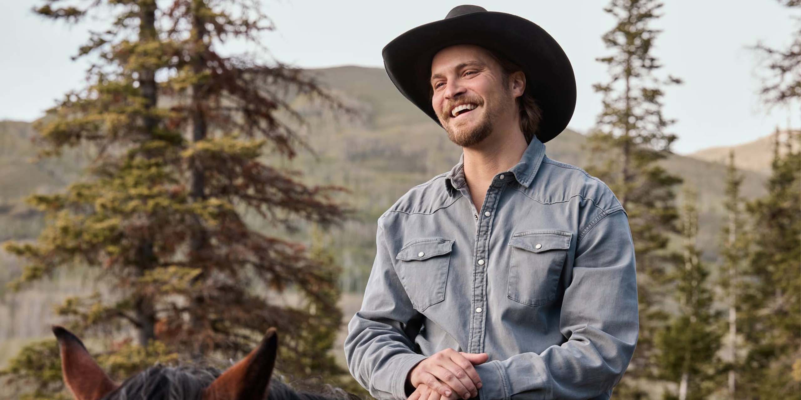 Kayce Dutton (Luke Grimes) riant assis sur son cheval, dans la saison 2 de Marshals.