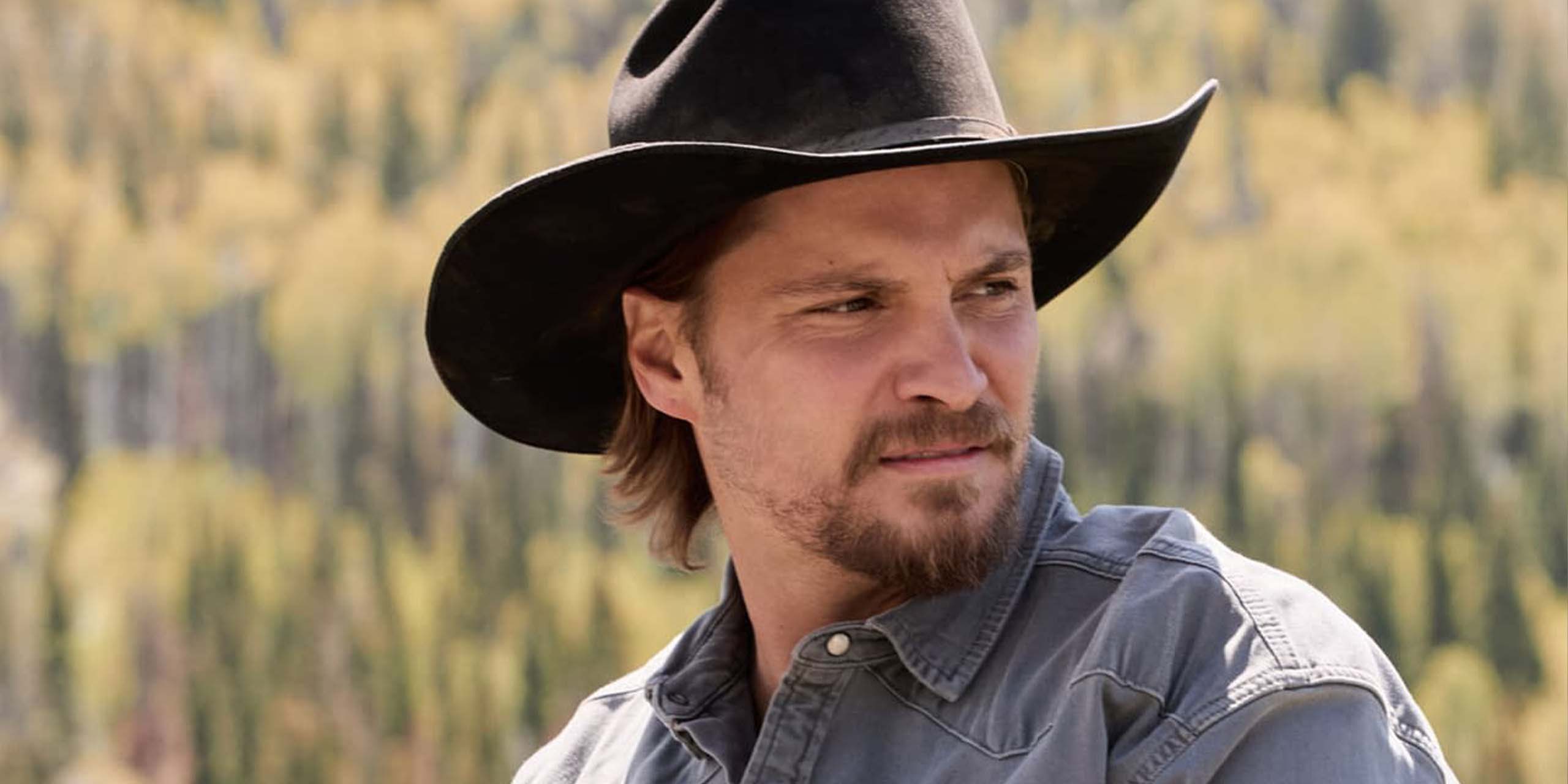 Kayce Dutton (Luke Grimes) regarde par dessus son épaule dans la saison 2 de Marshals.