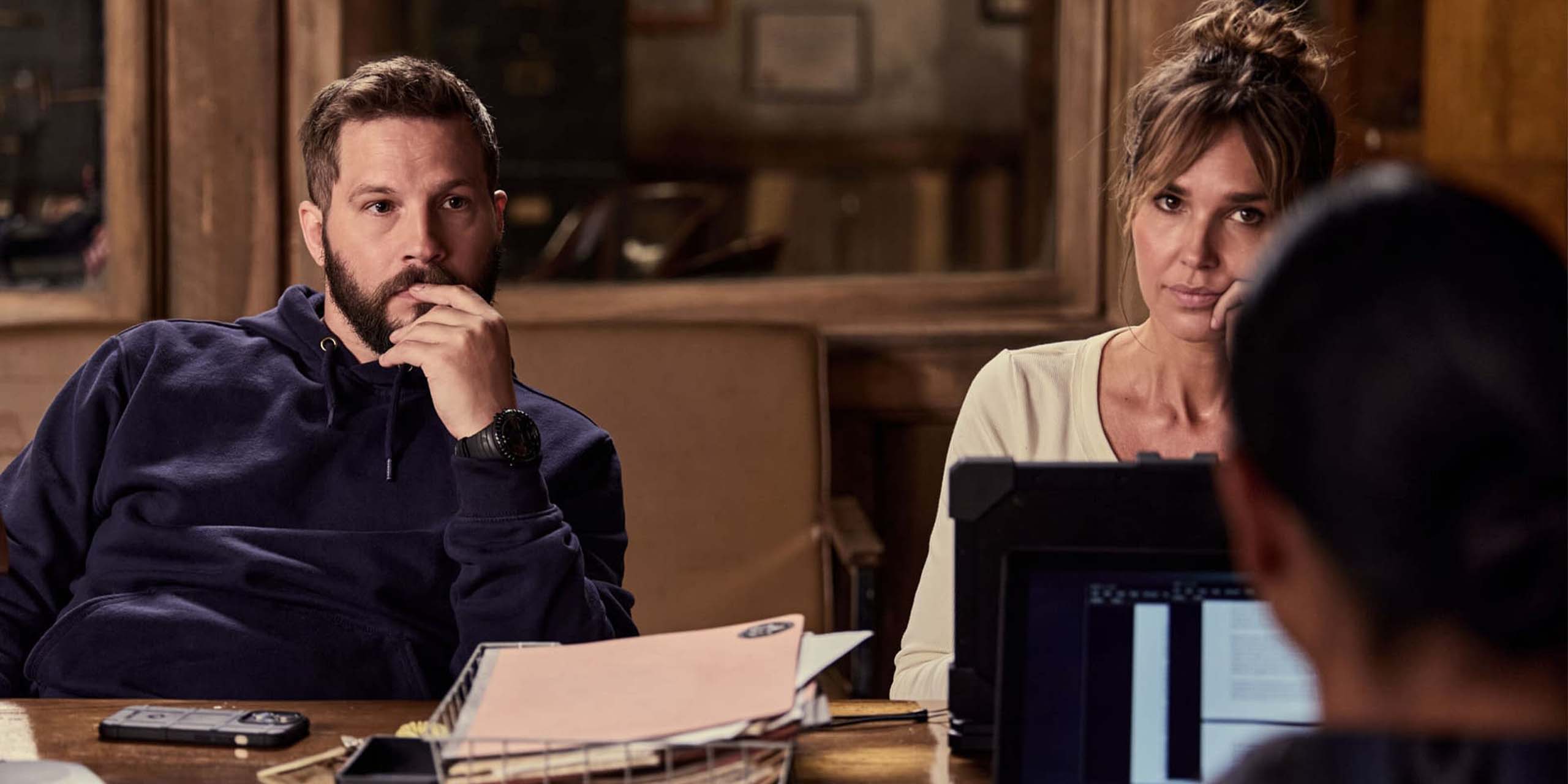 Accompagné de Belle Skinner (Arielle Kebbel), Pete Calvin (Logan Marshall-Green) apprend qu'il a un cancer, dans la saison 2 de Marshals.