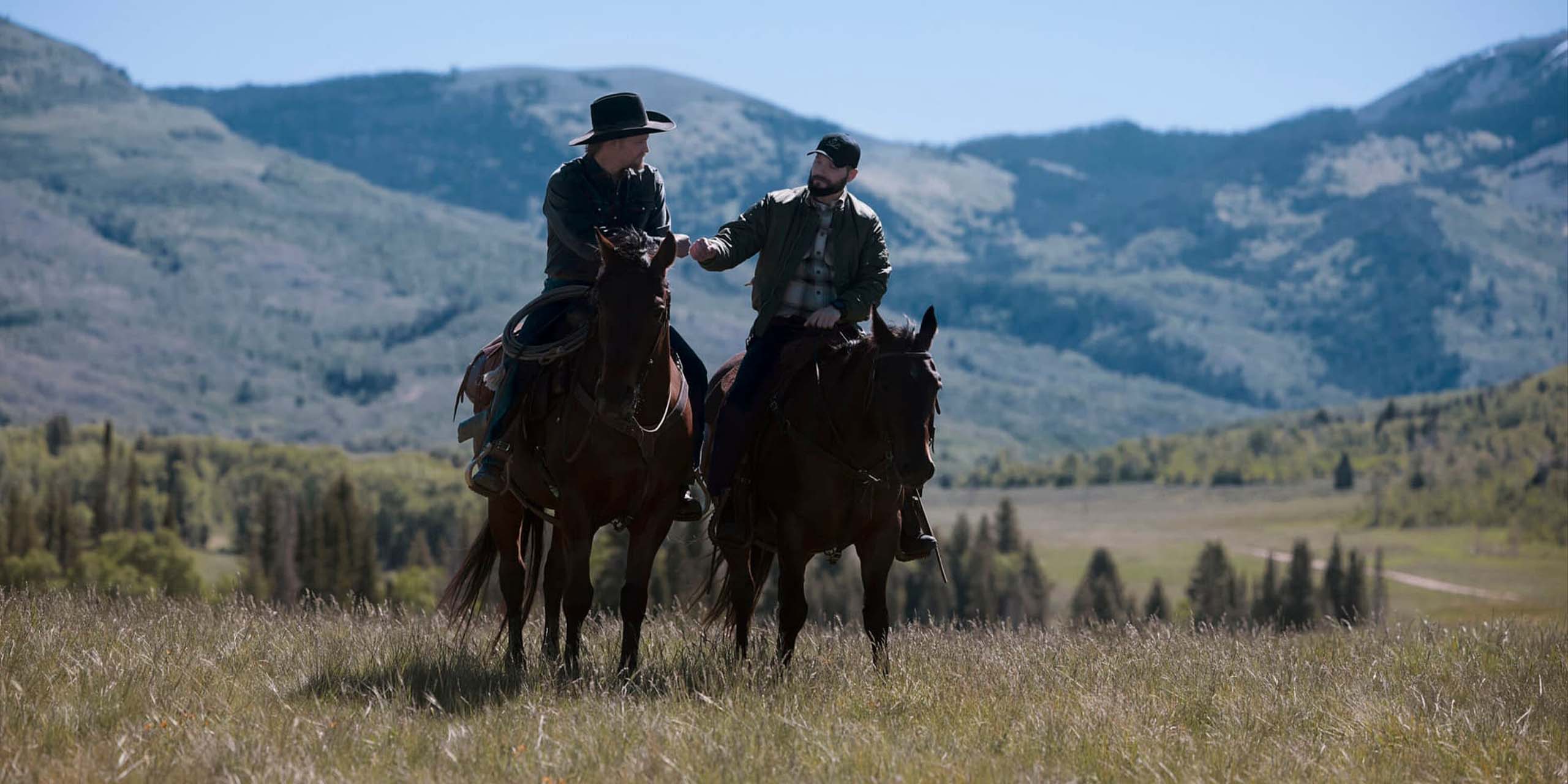 Luke Grimes (Kayce Dutton) et Logan Marshall-Green (Pete Calvin) à cheval dans la saison 2 de Marshals.