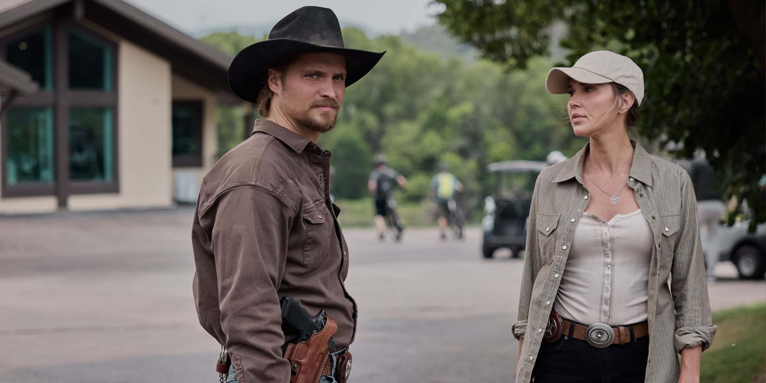Belle Skinner (Arielle Kebbel) et Kayce Dutton (Luke Grimes) dans la saison 2 de Marshals.