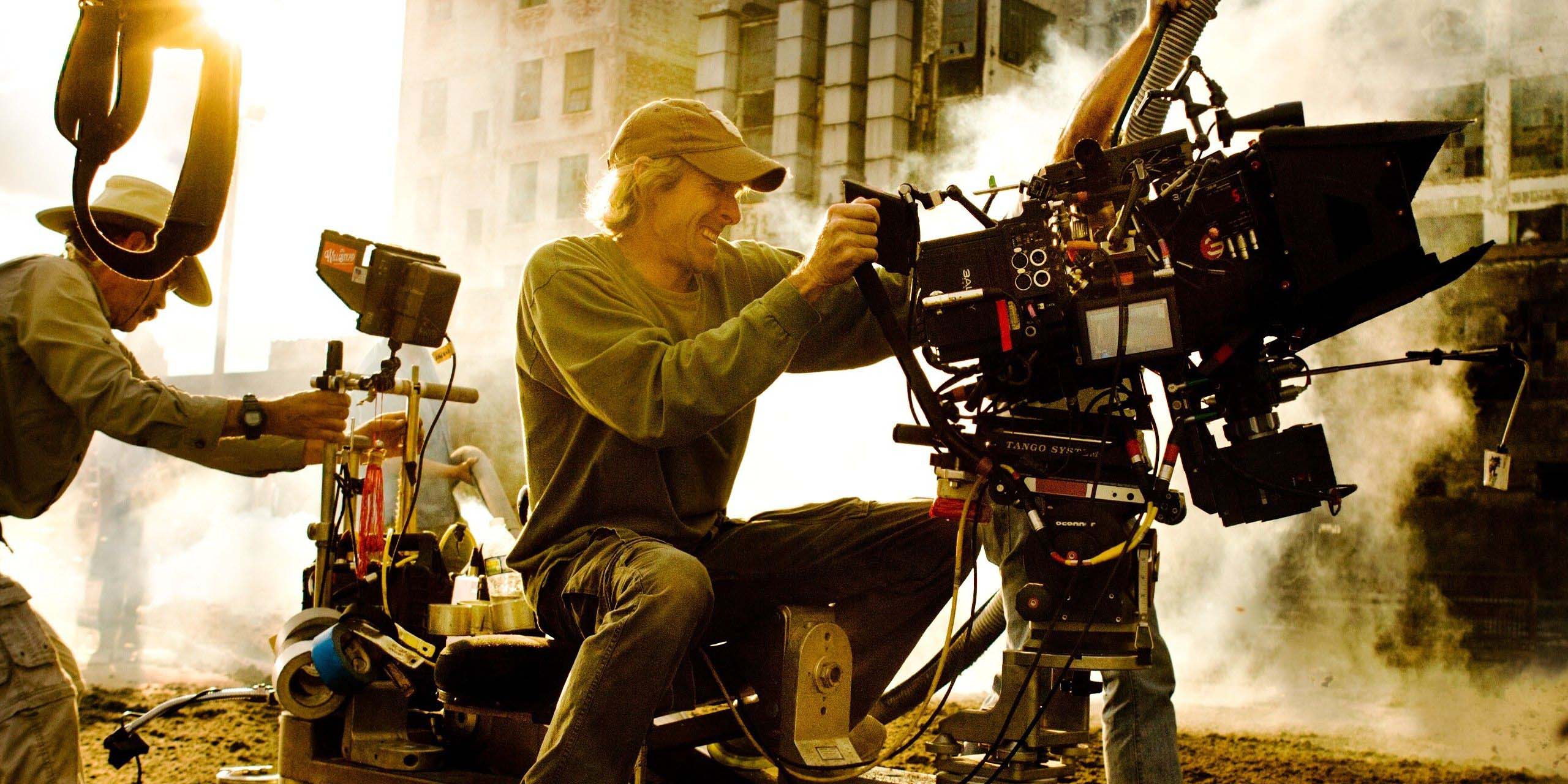 Michael Bay derrière la caméra sur le tournage du film Transformers: Age of Extinction.